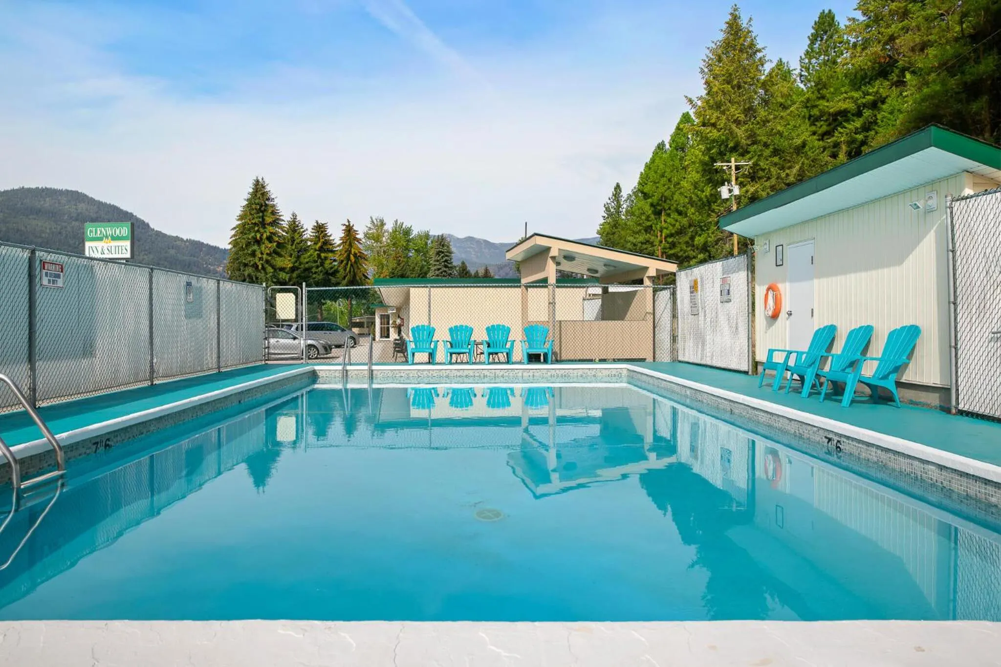 Swimming pool in Glenwood Inn & Suites