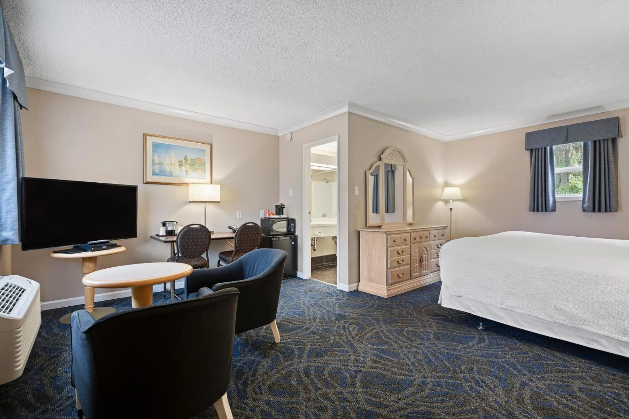 Bed in Glenwood Inn & Suites