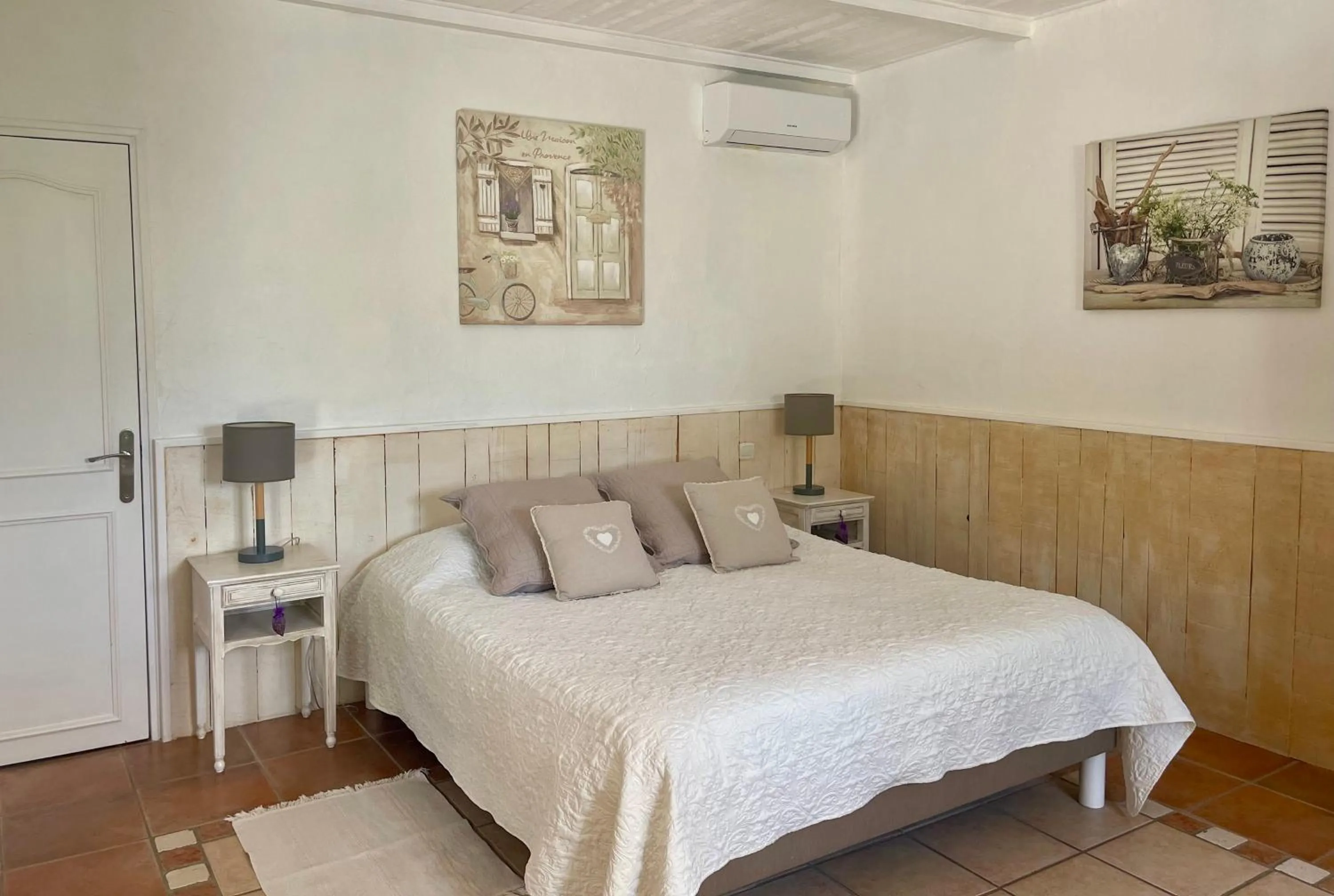 Photo of the whole room in Domaine Au Coeur des Alpilles