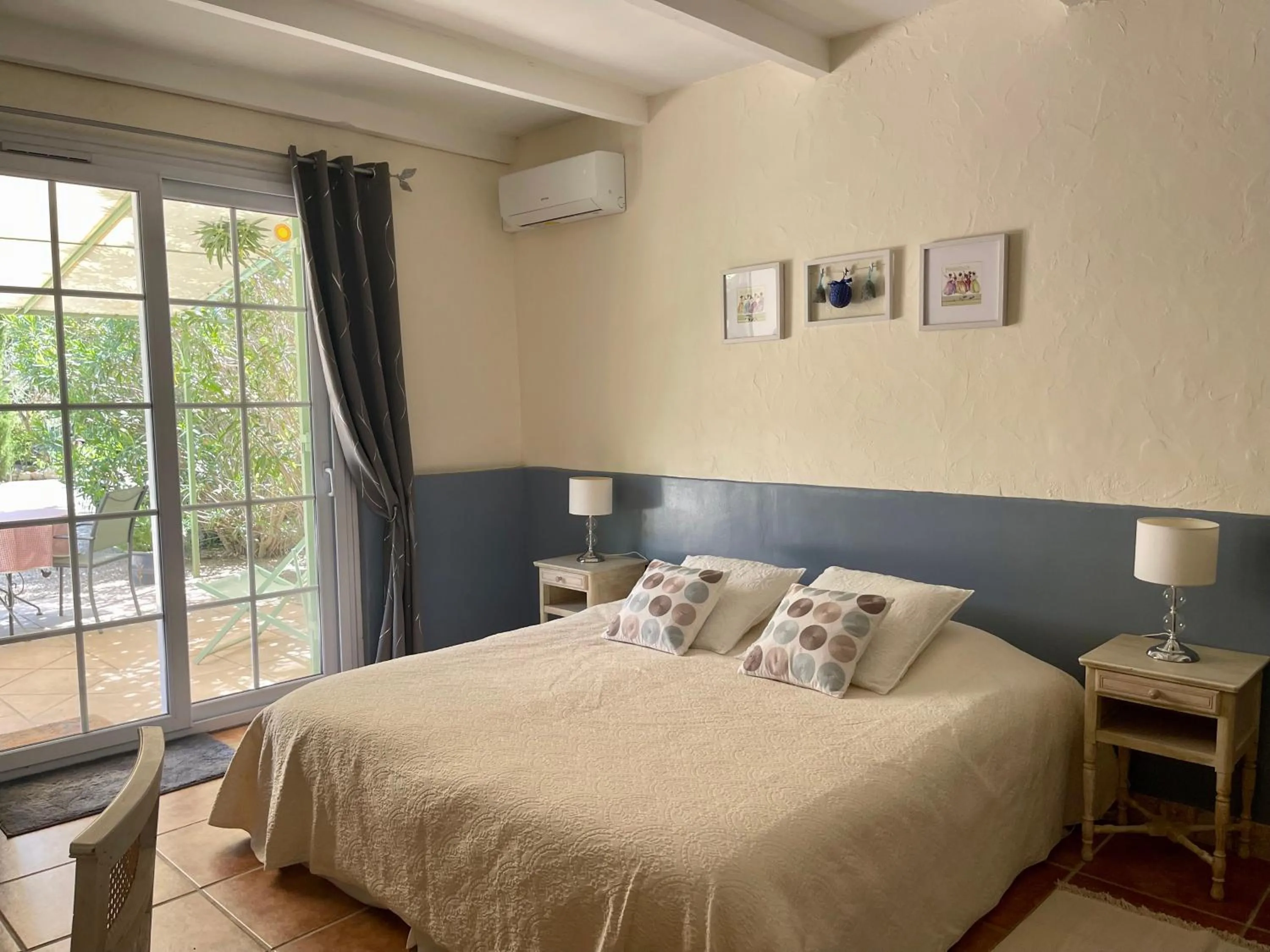 Photo of the whole room in Domaine Au Coeur des Alpilles