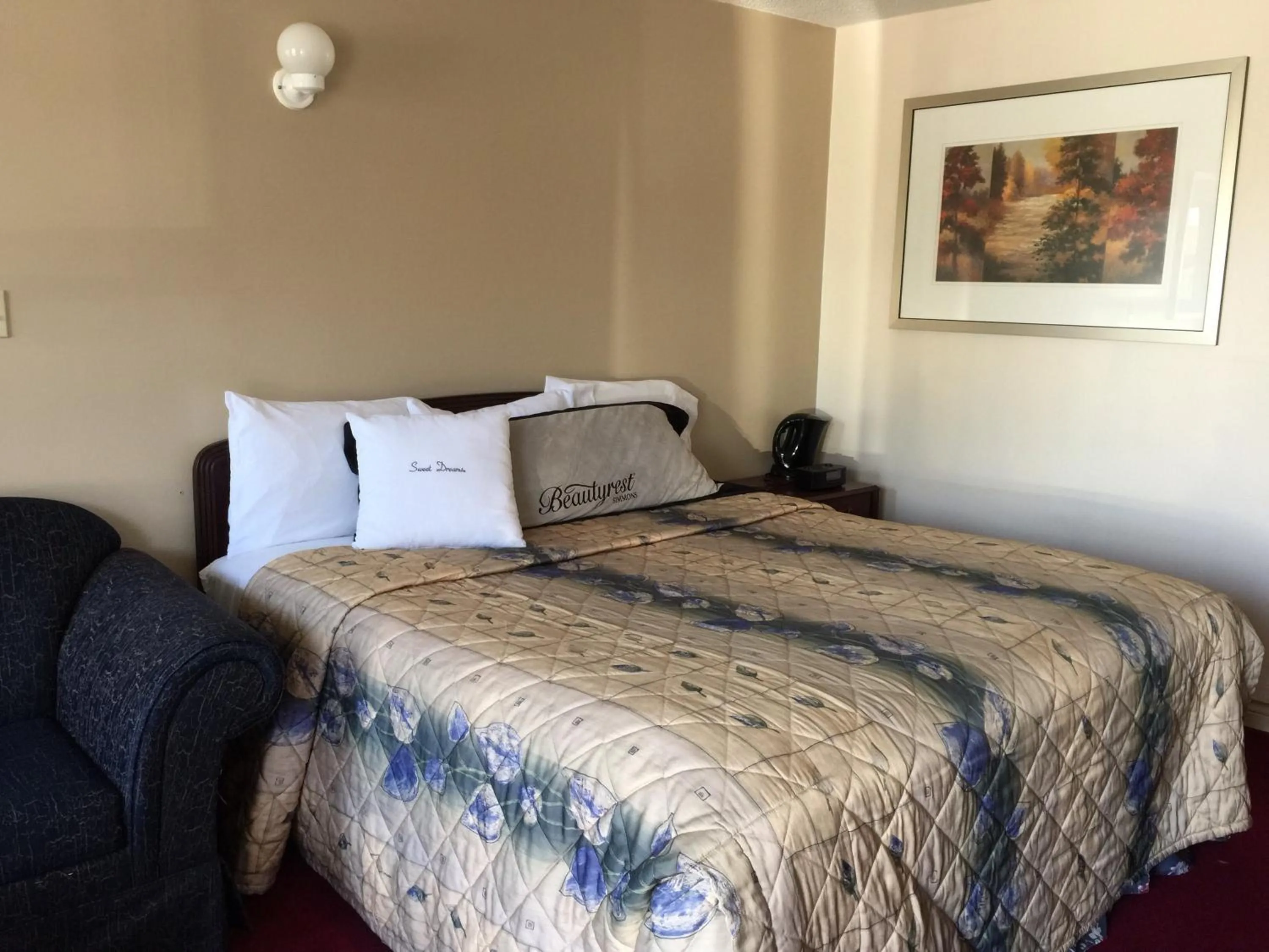 Bed in Good Night Inn