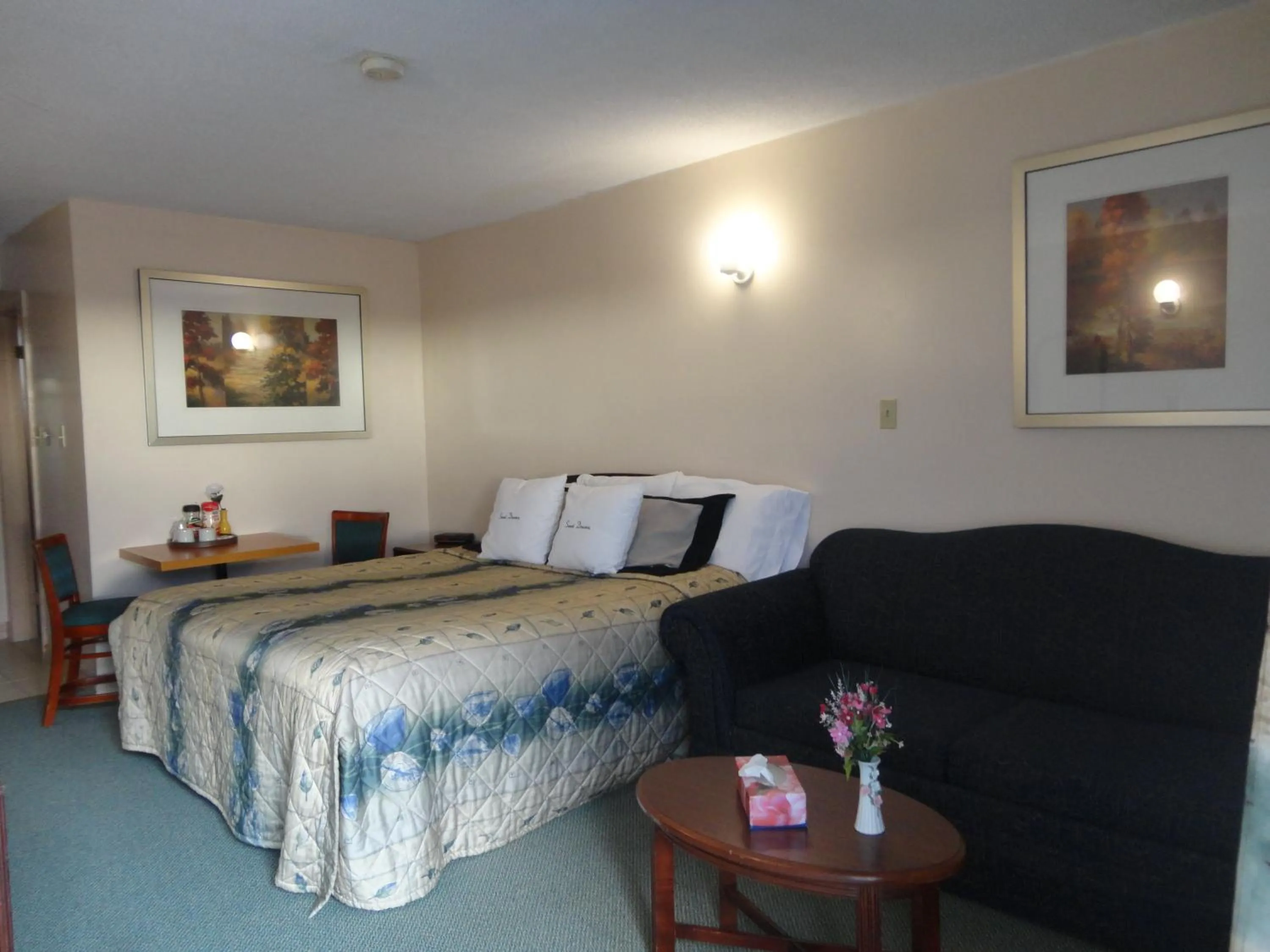 Bed in Good Night Inn