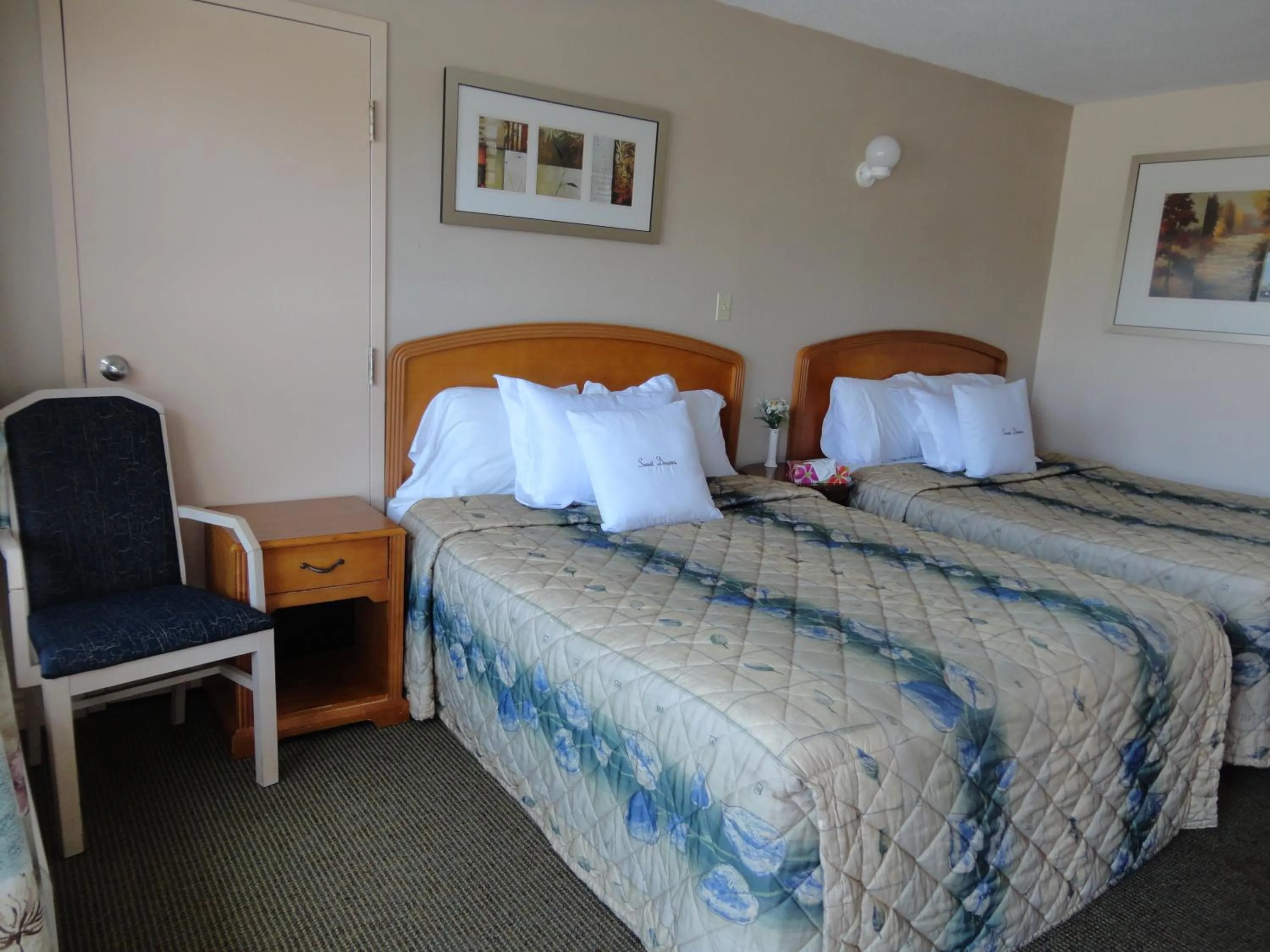 Bed in Good Night Inn