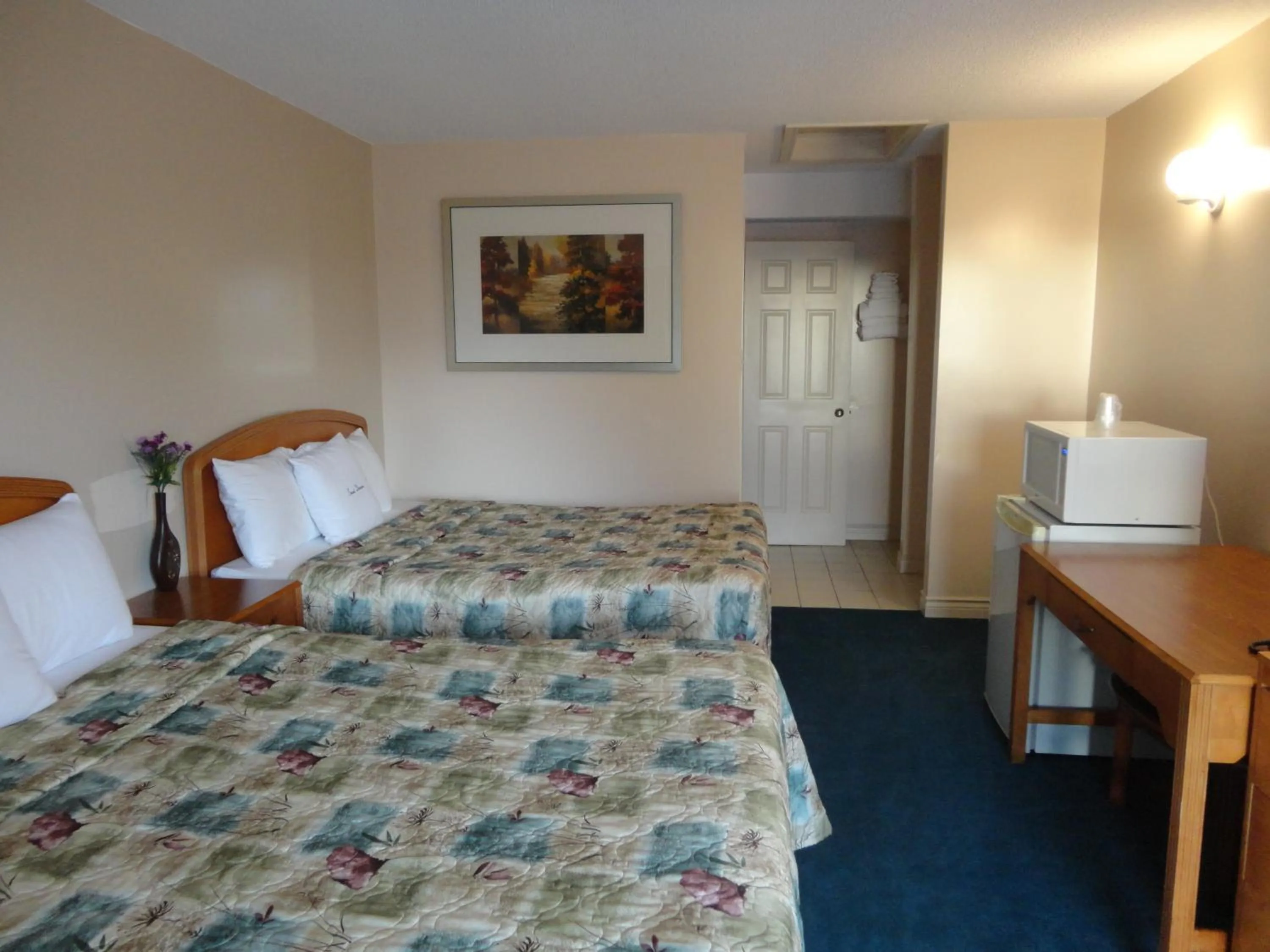 Photo of the whole room, Bed in Good Night Inn