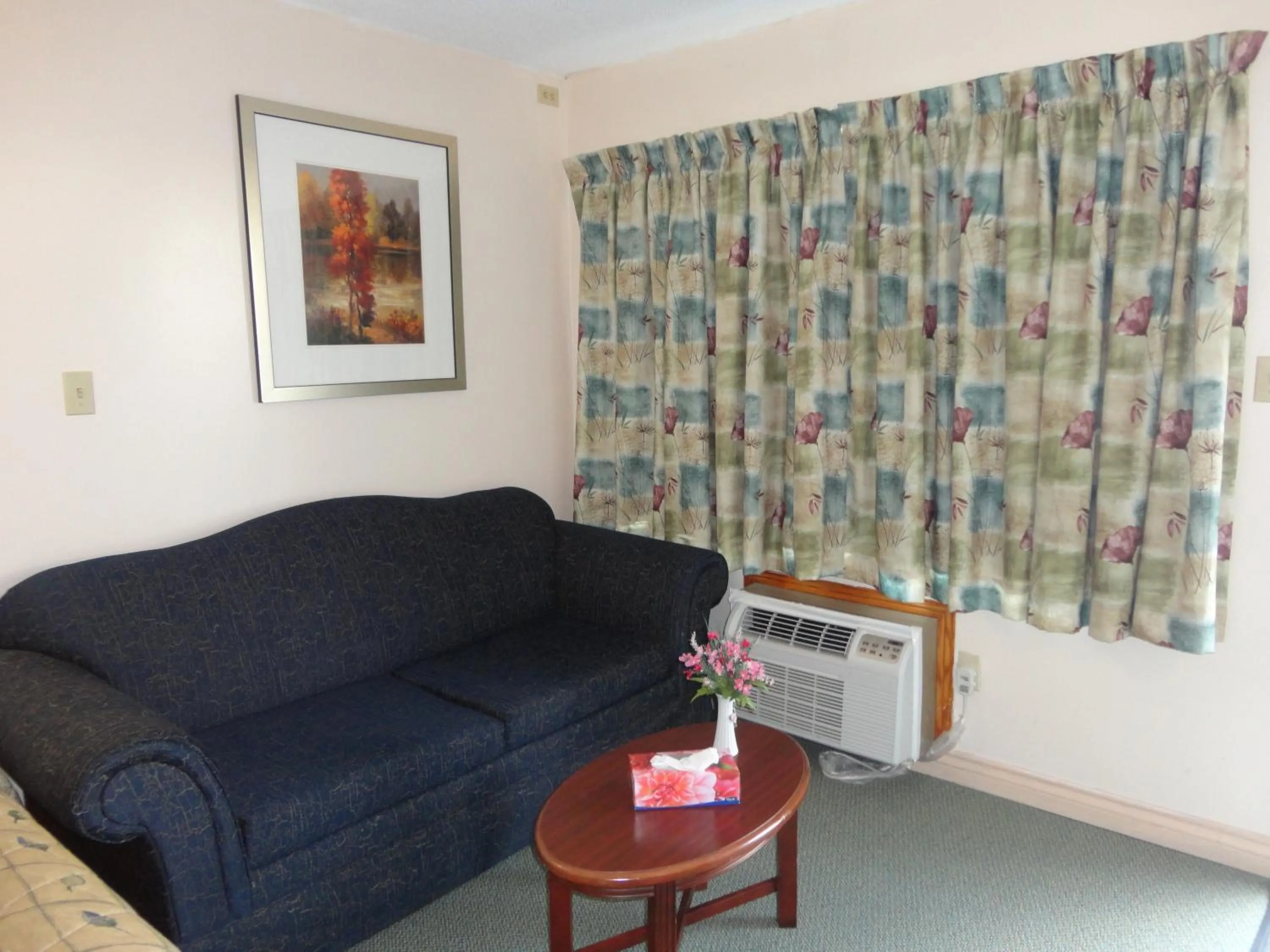 Seating area in Good Night Inn