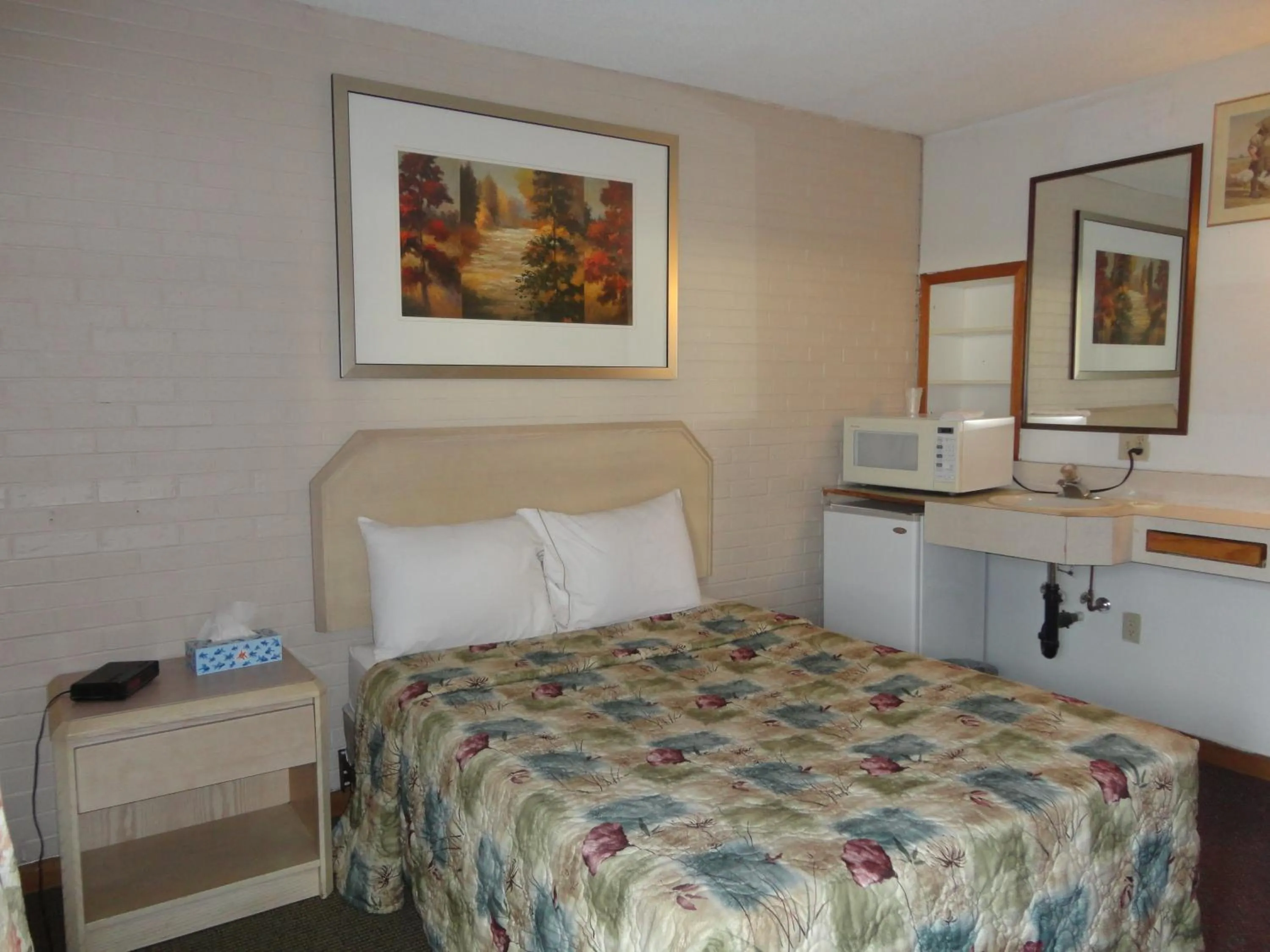 Bed in Good Night Inn