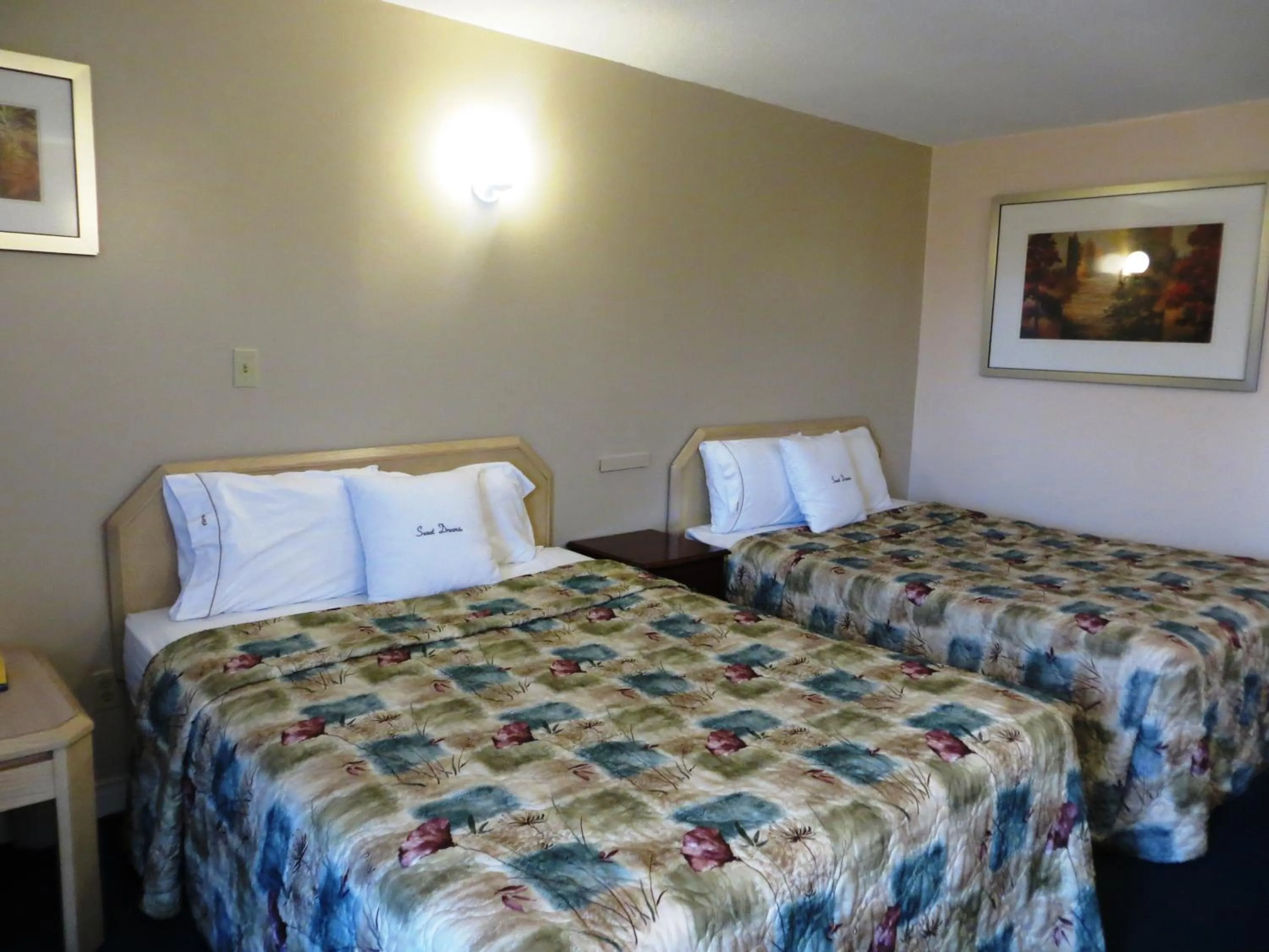 Bed in Good Night Inn