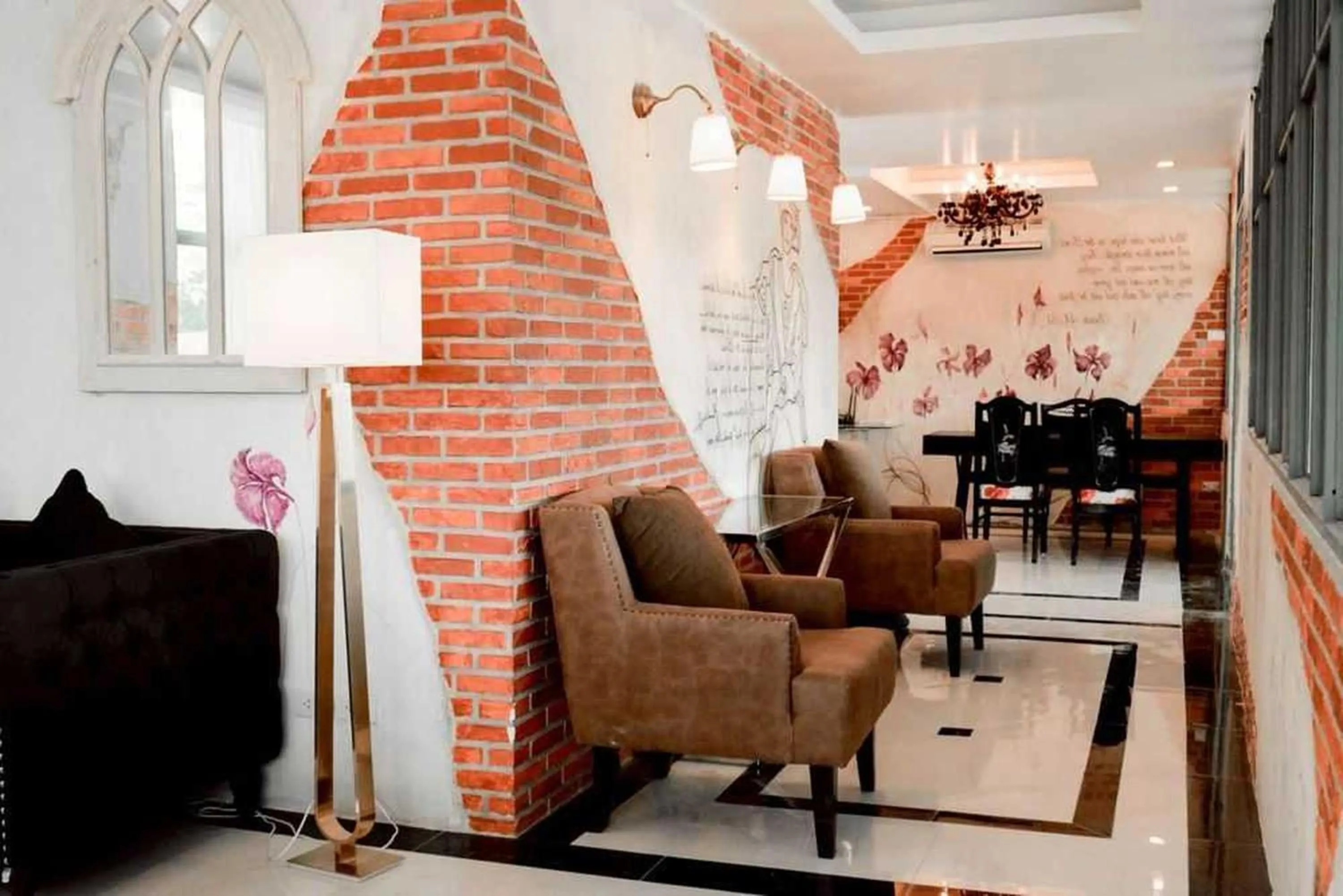 Seating area in RQ Bangkok Sukhumvit 107 by Collection O