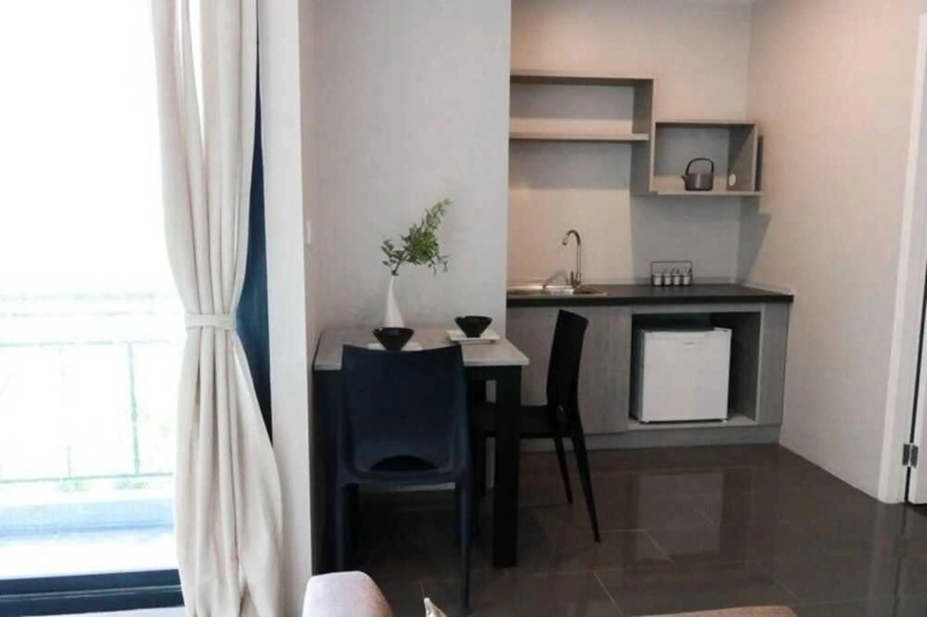 Dining area in RQ Bangkok Sukhumvit 107 by Collection O