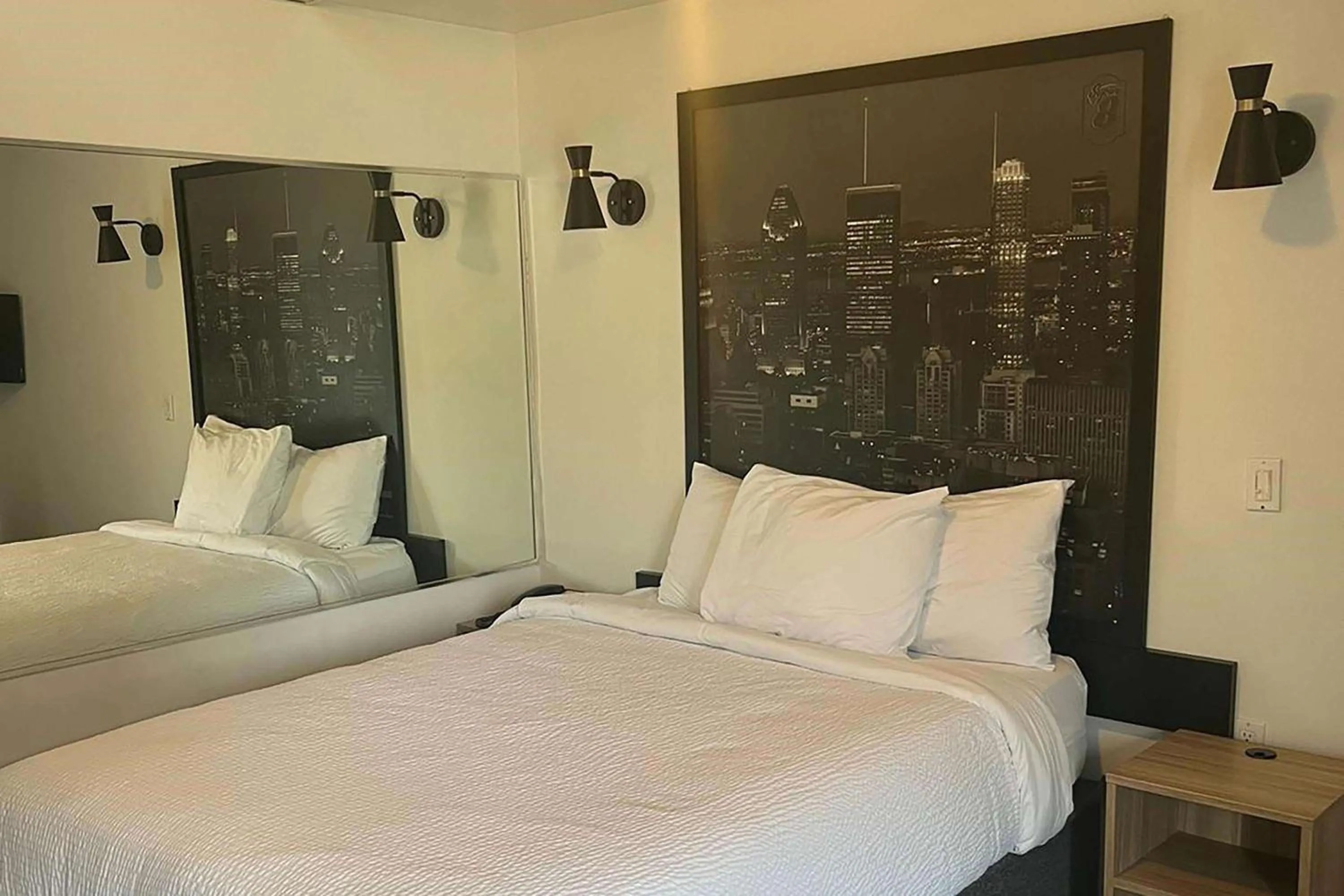 Photo of the whole room in Super 8 by Wyndham Montreal