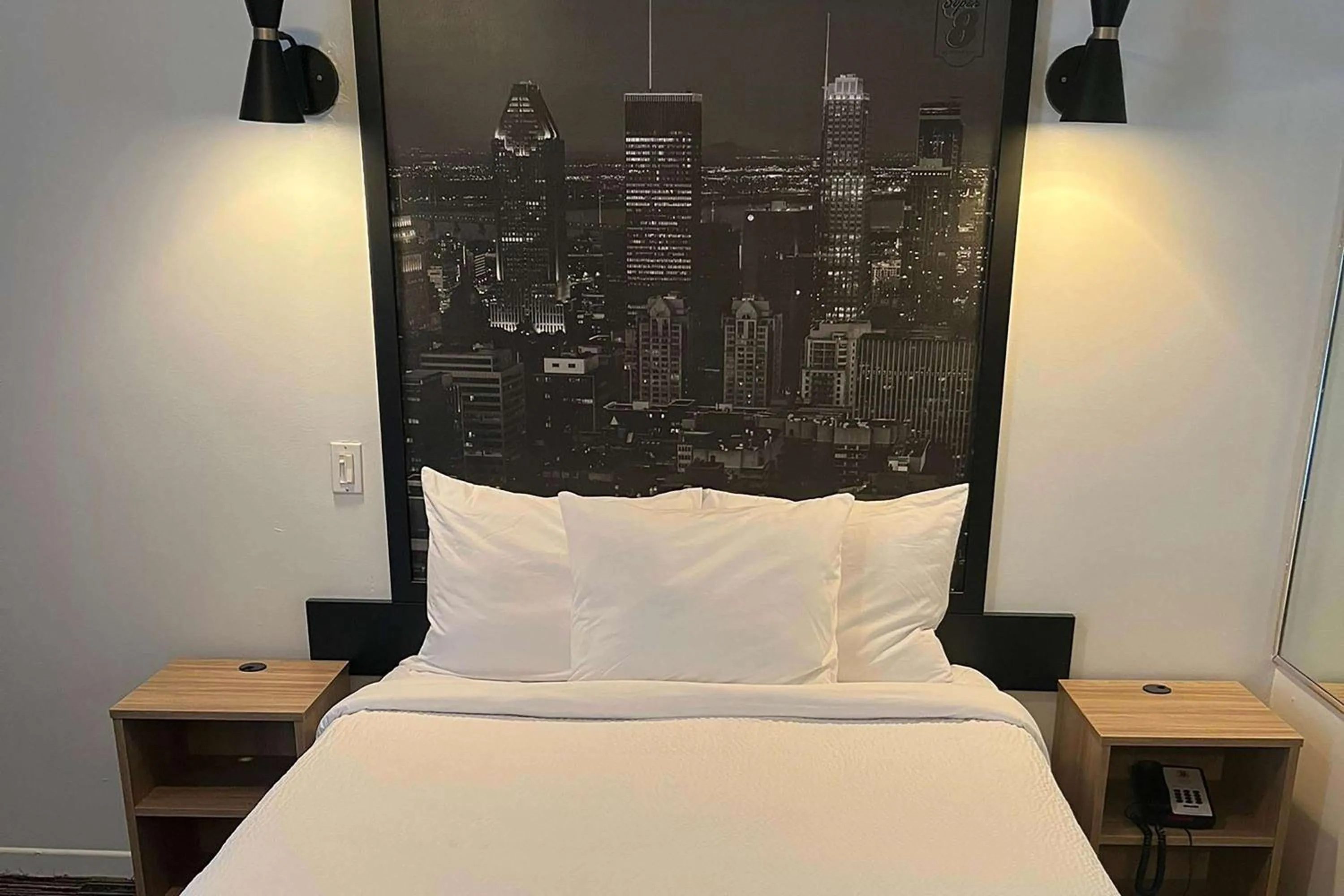 Photo of the whole room in Super 8 by Wyndham Montreal