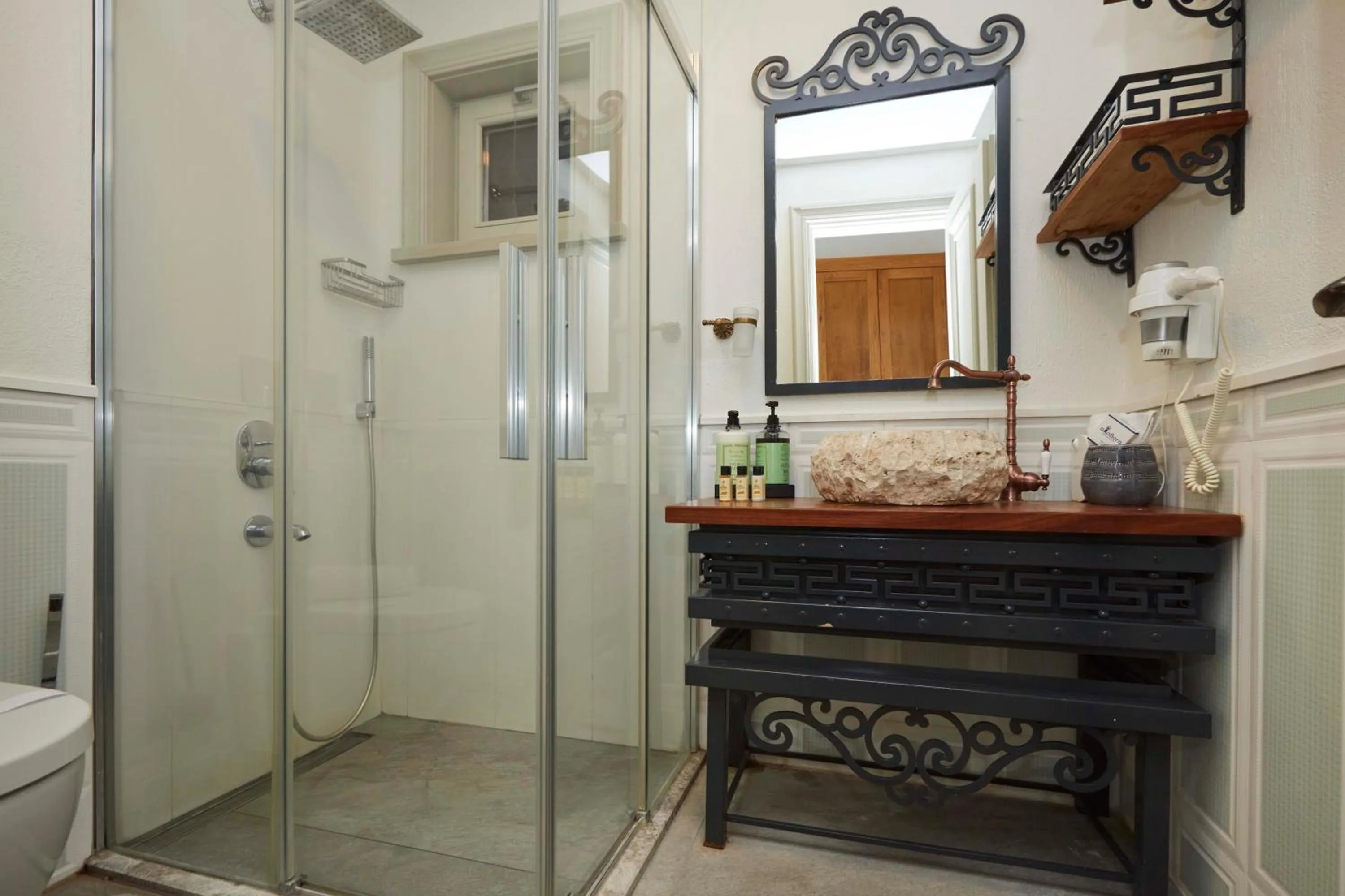 Shower in AlaBora Hotel