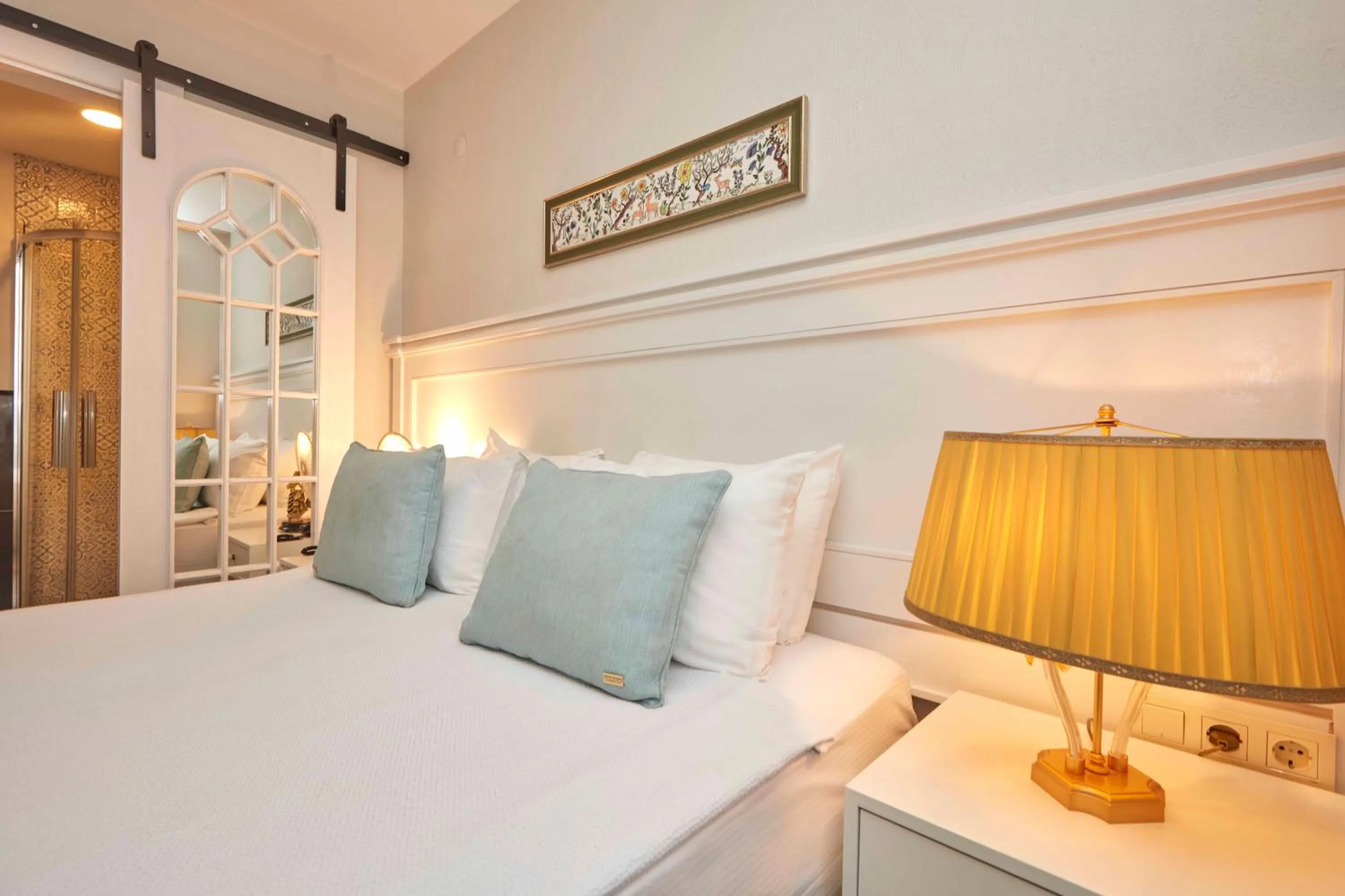 Shower, Bed in AlaBora Hotel