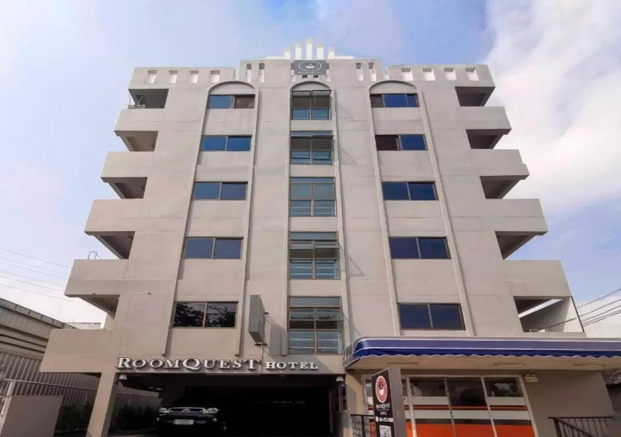 Property building in RoomQuest Bangkok Ratchada