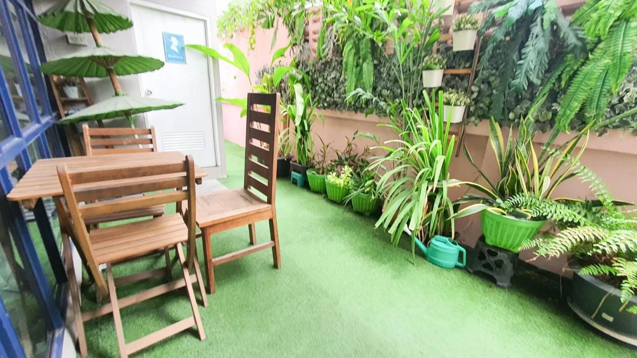 Seating area in RoomQuest Bangkok Ratchada