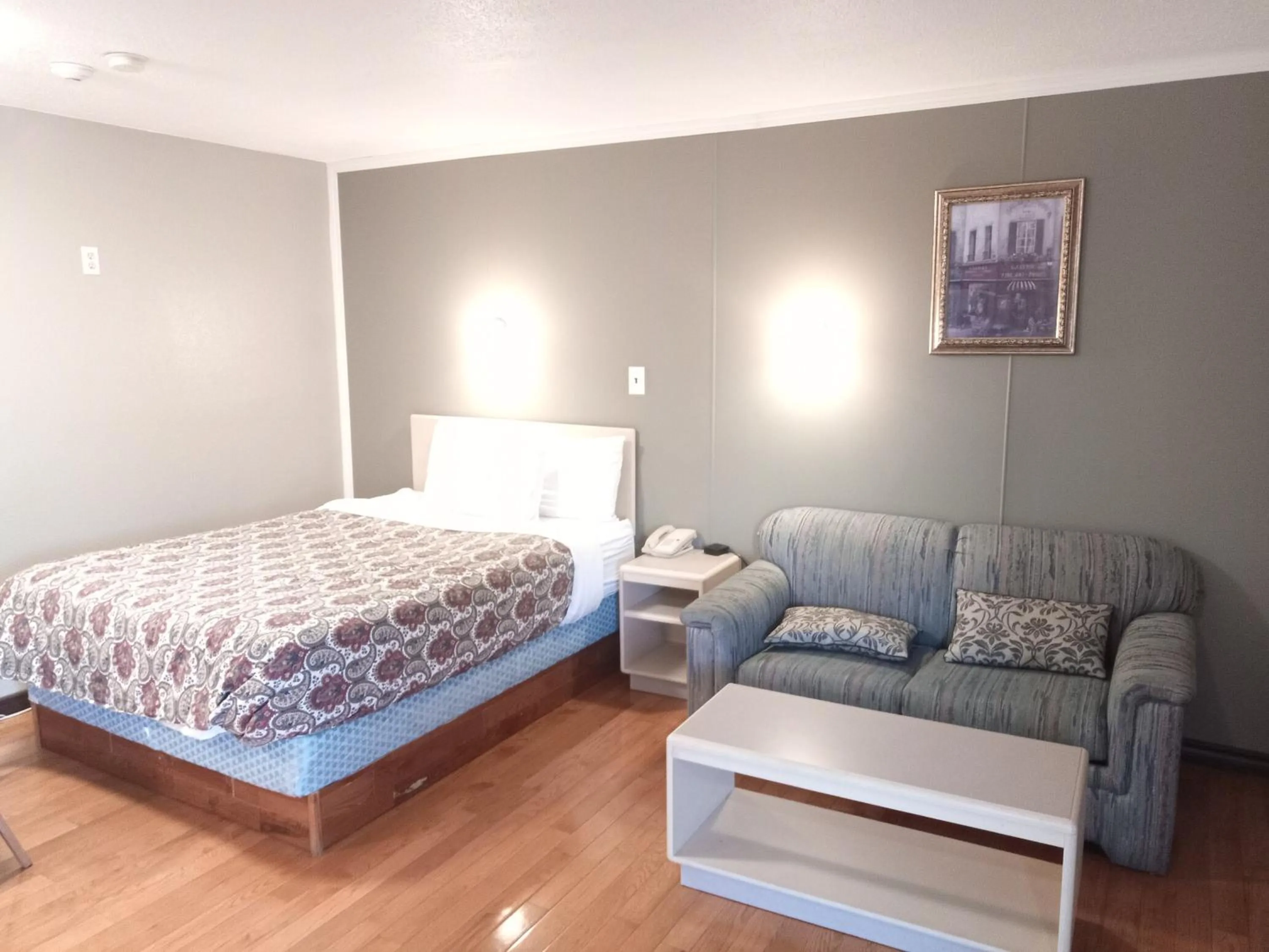 Bed in Magnuson Hotel Creston