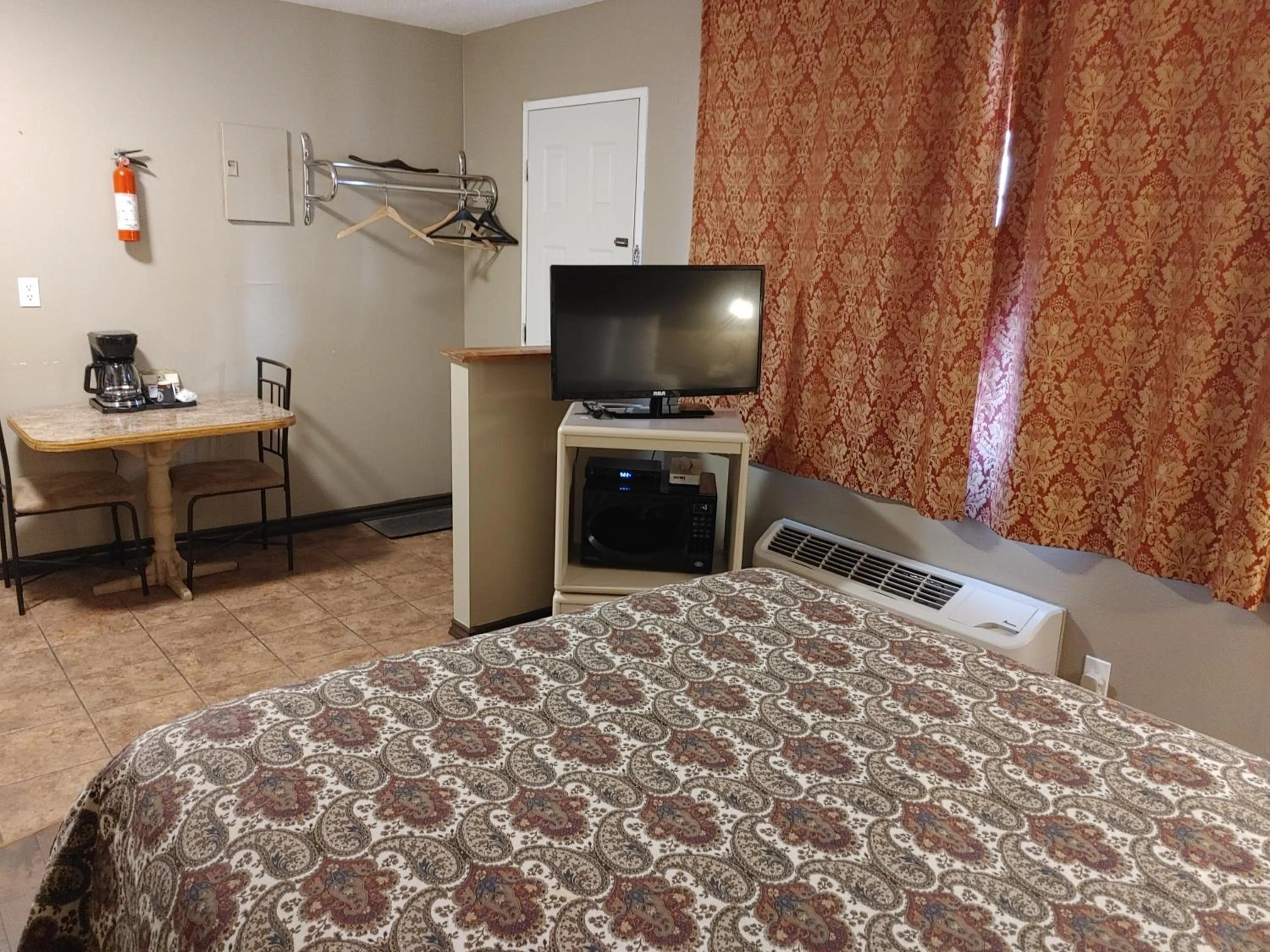 Bed in Magnuson Hotel Creston