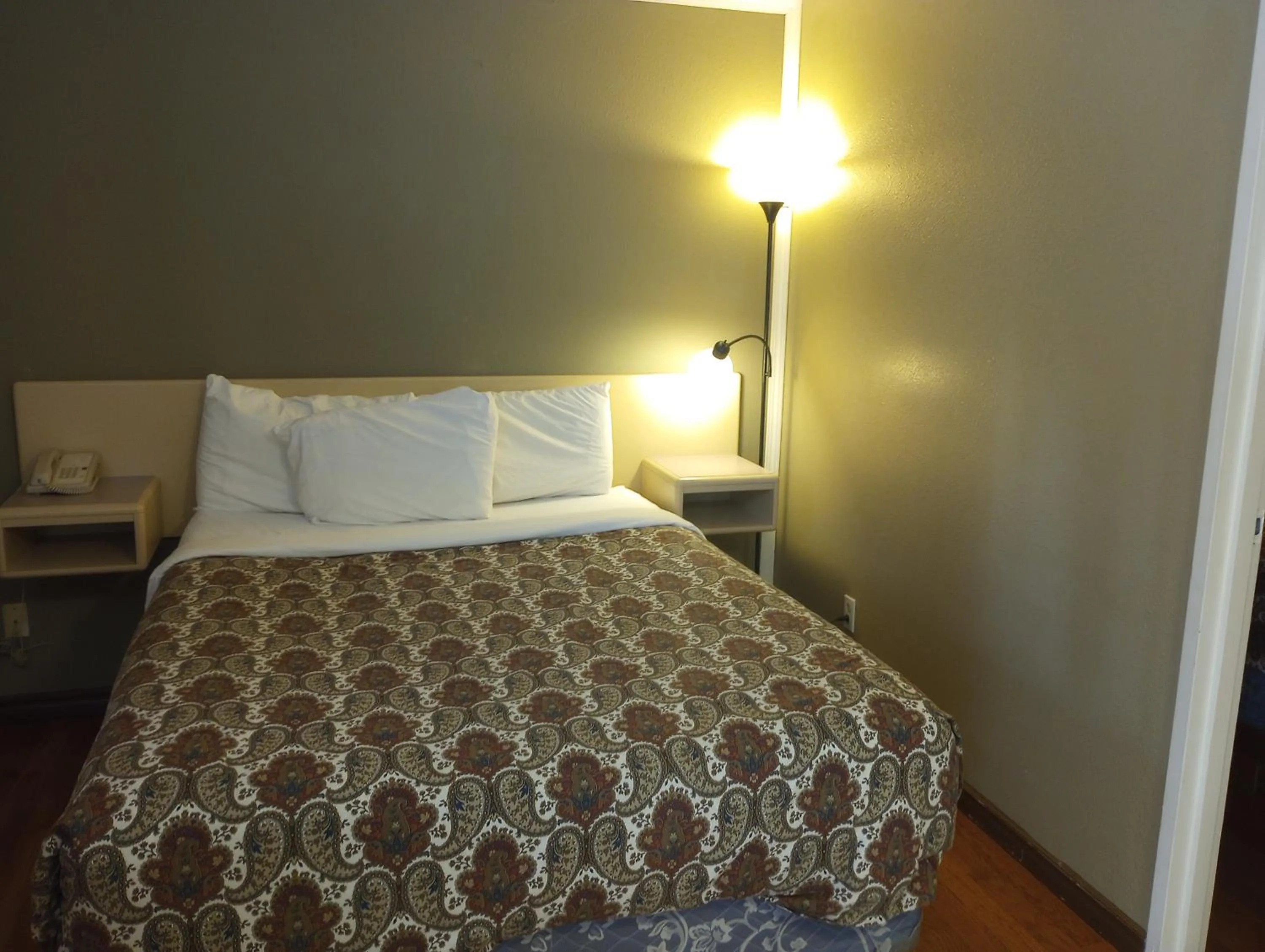 Bedroom, Bed in Magnuson Hotel Creston