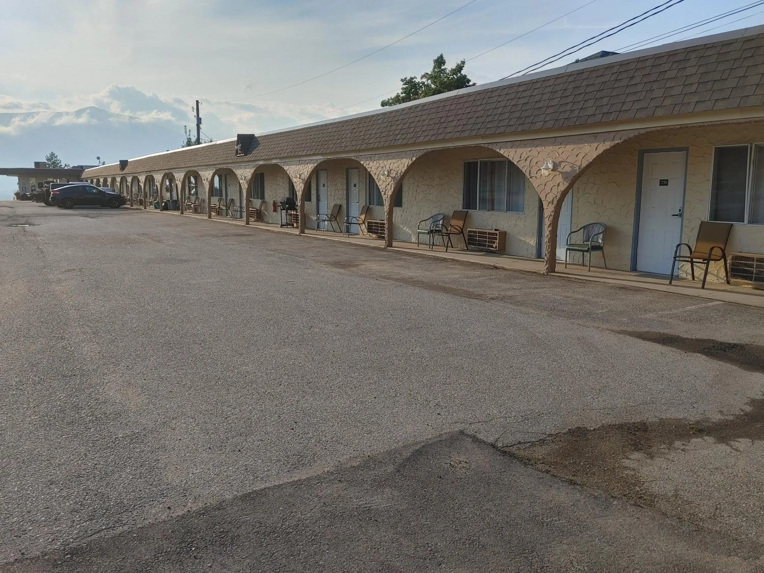 Parking in Magnuson Hotel Creston