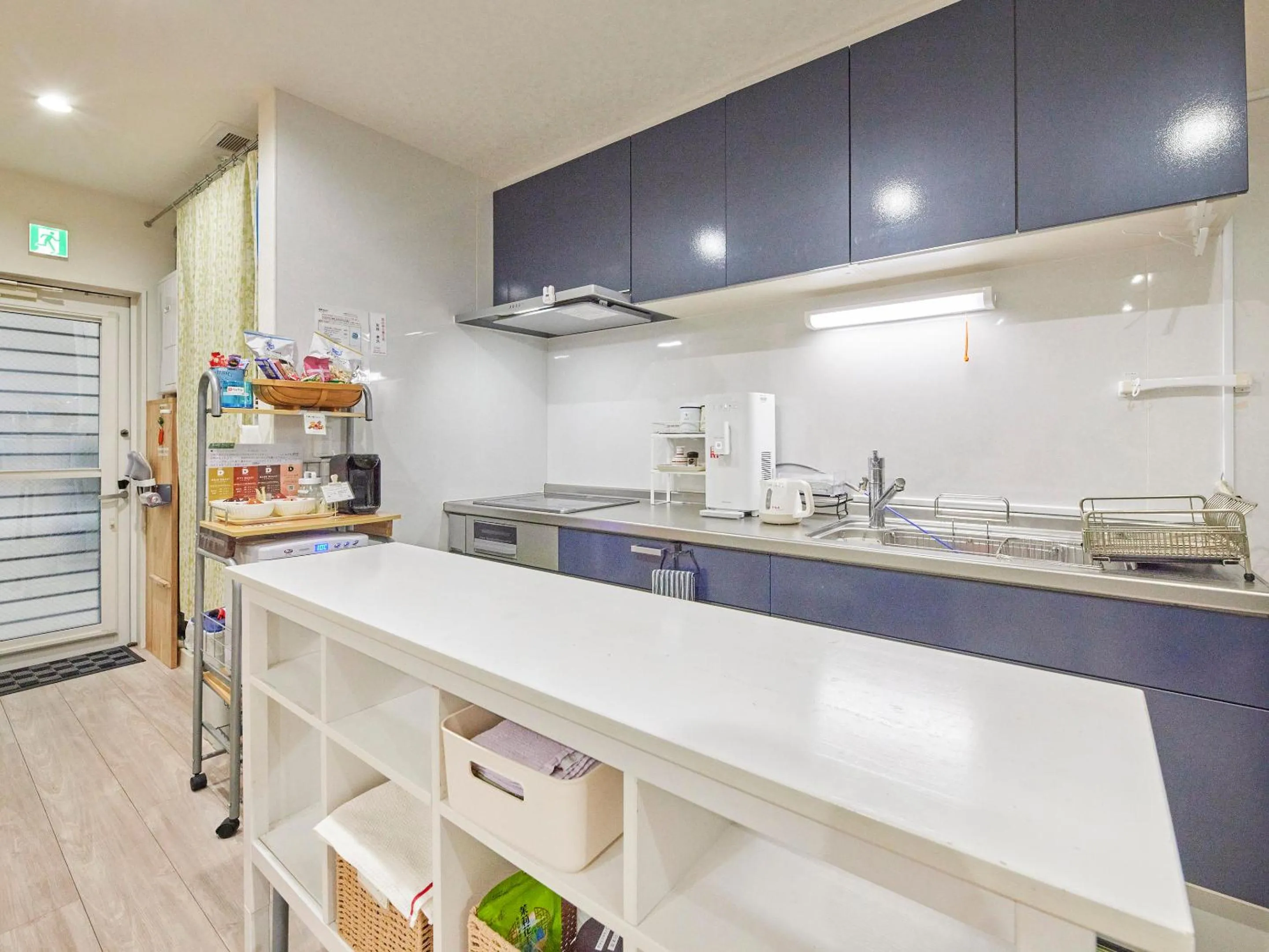 Communal kitchen in Itosima Guesthouse TOMO