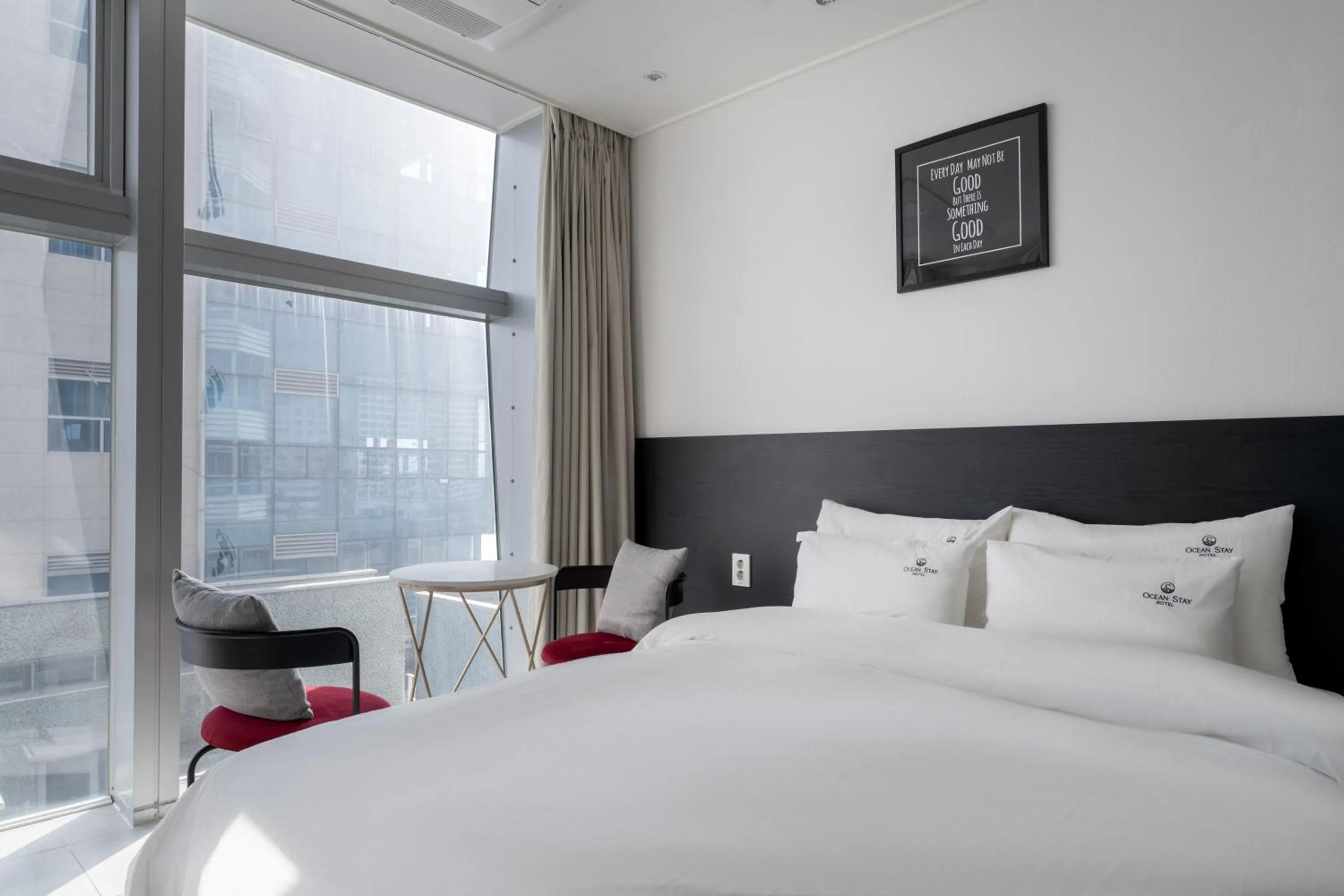 Bedroom, Bed in 오션스테이 호텔