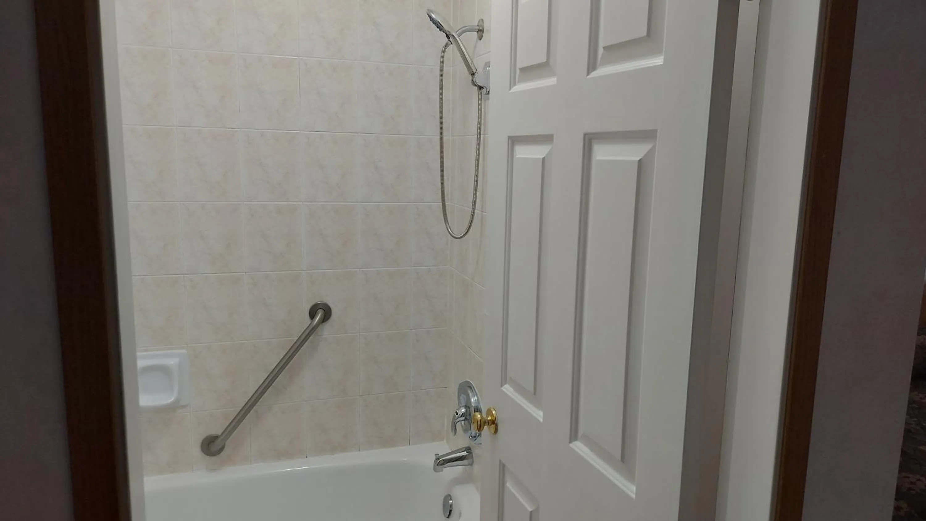 Shower in Heritage Inn