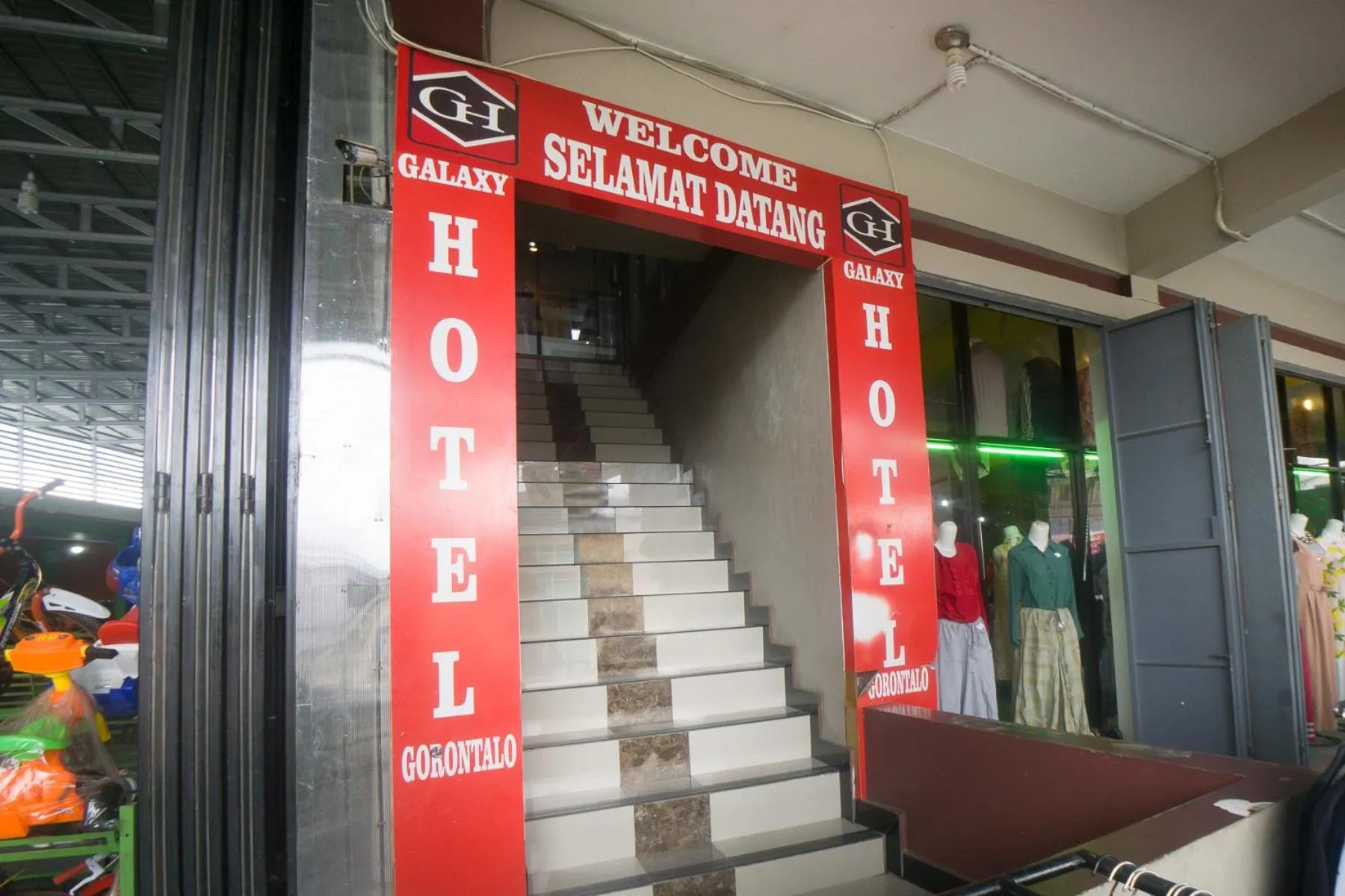 Facade/entrance in RedDoorz near TVRI Gorontalo