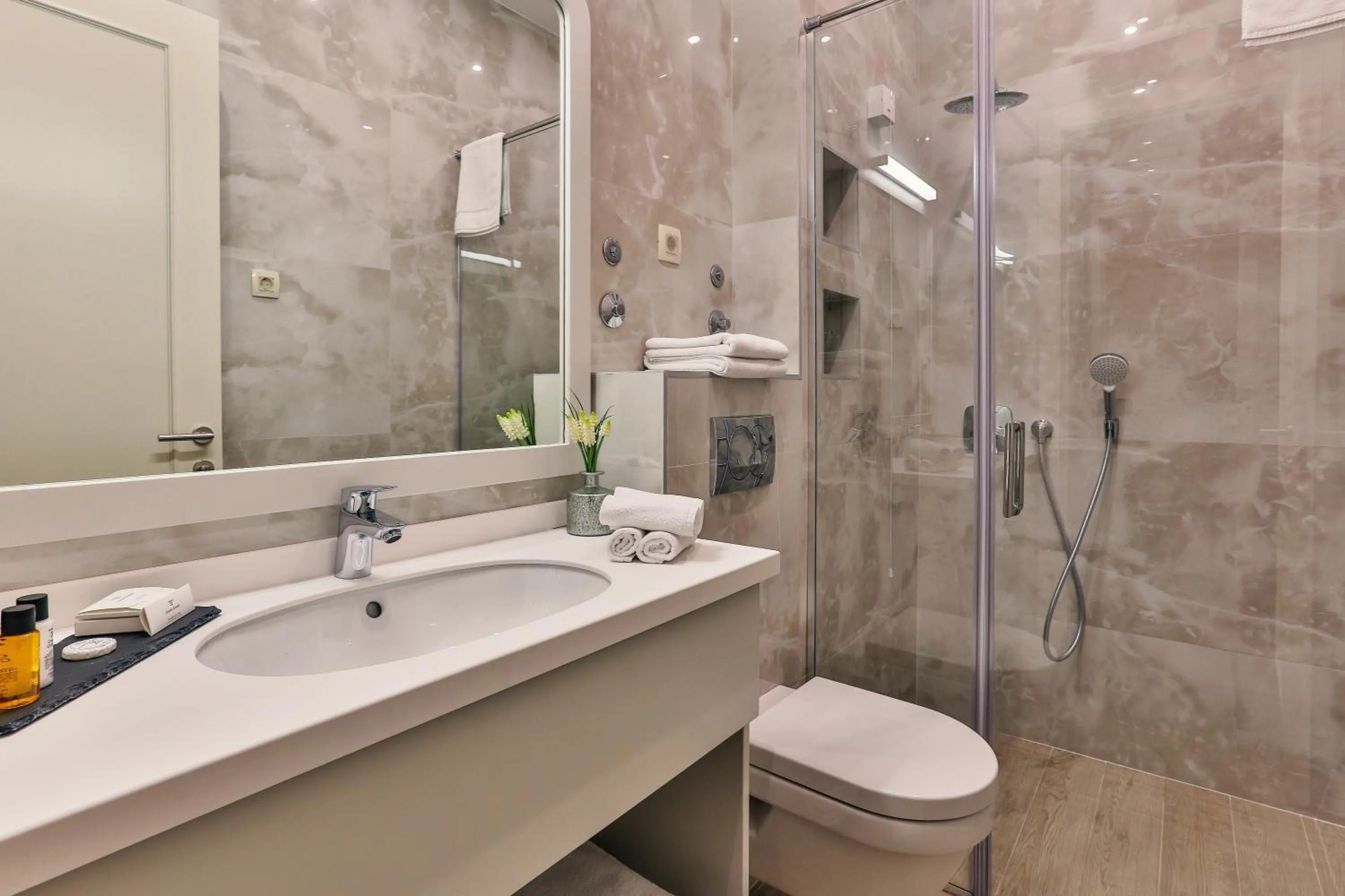 Bathroom in Avanti Hotel & Spa