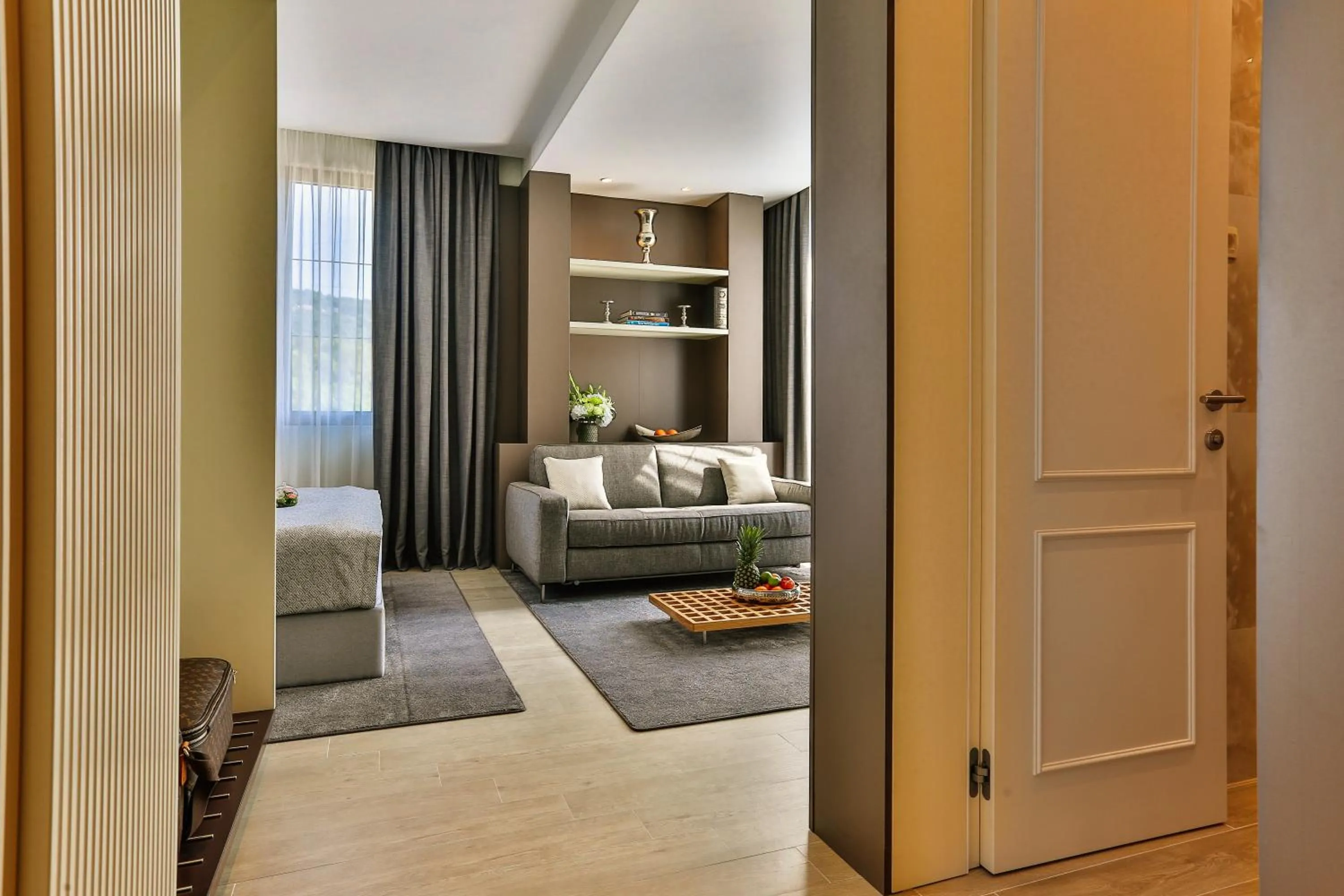 Seating area, Bed in Avanti Hotel & Spa