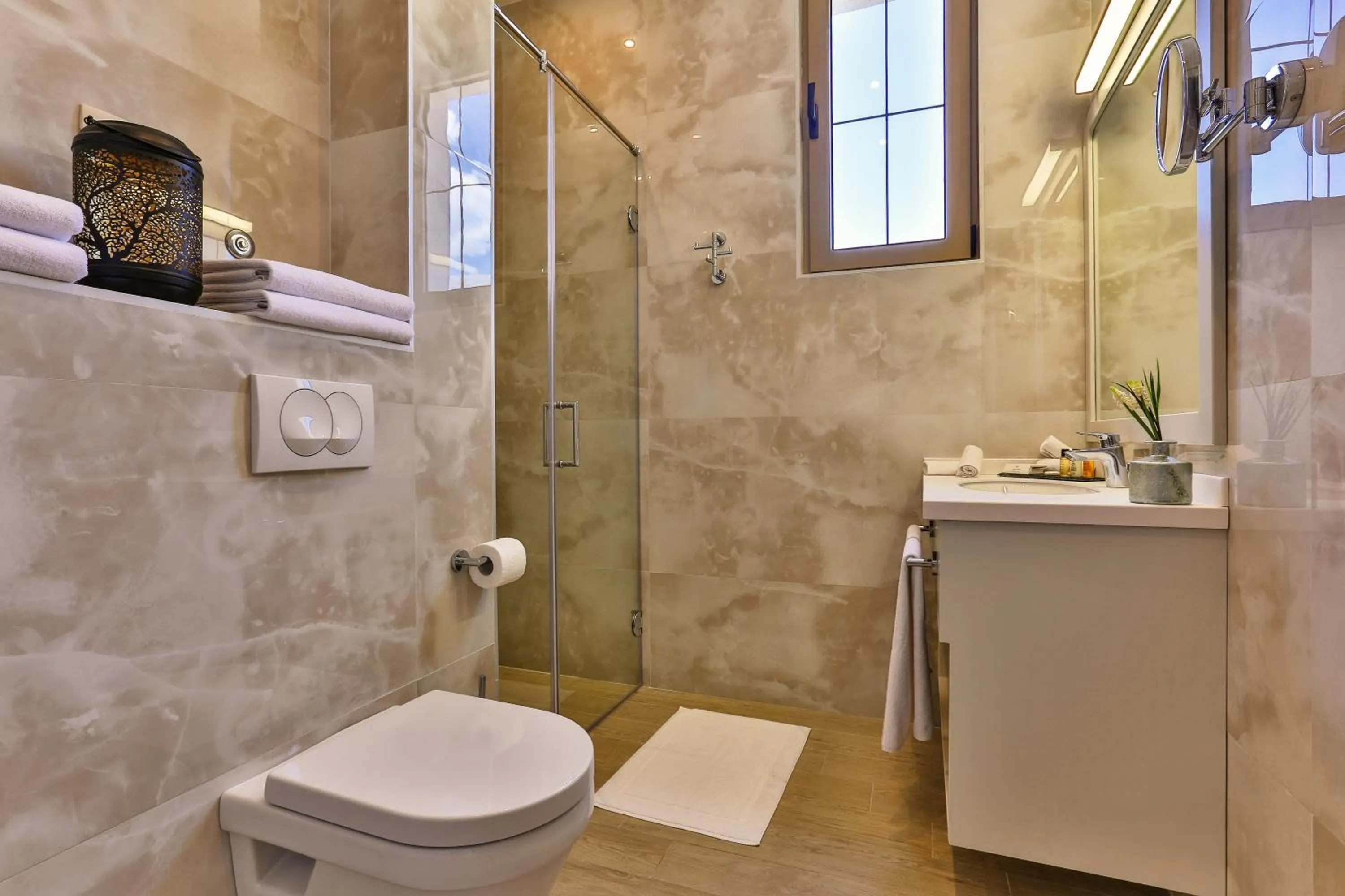 Shower in Avanti Hotel & Spa