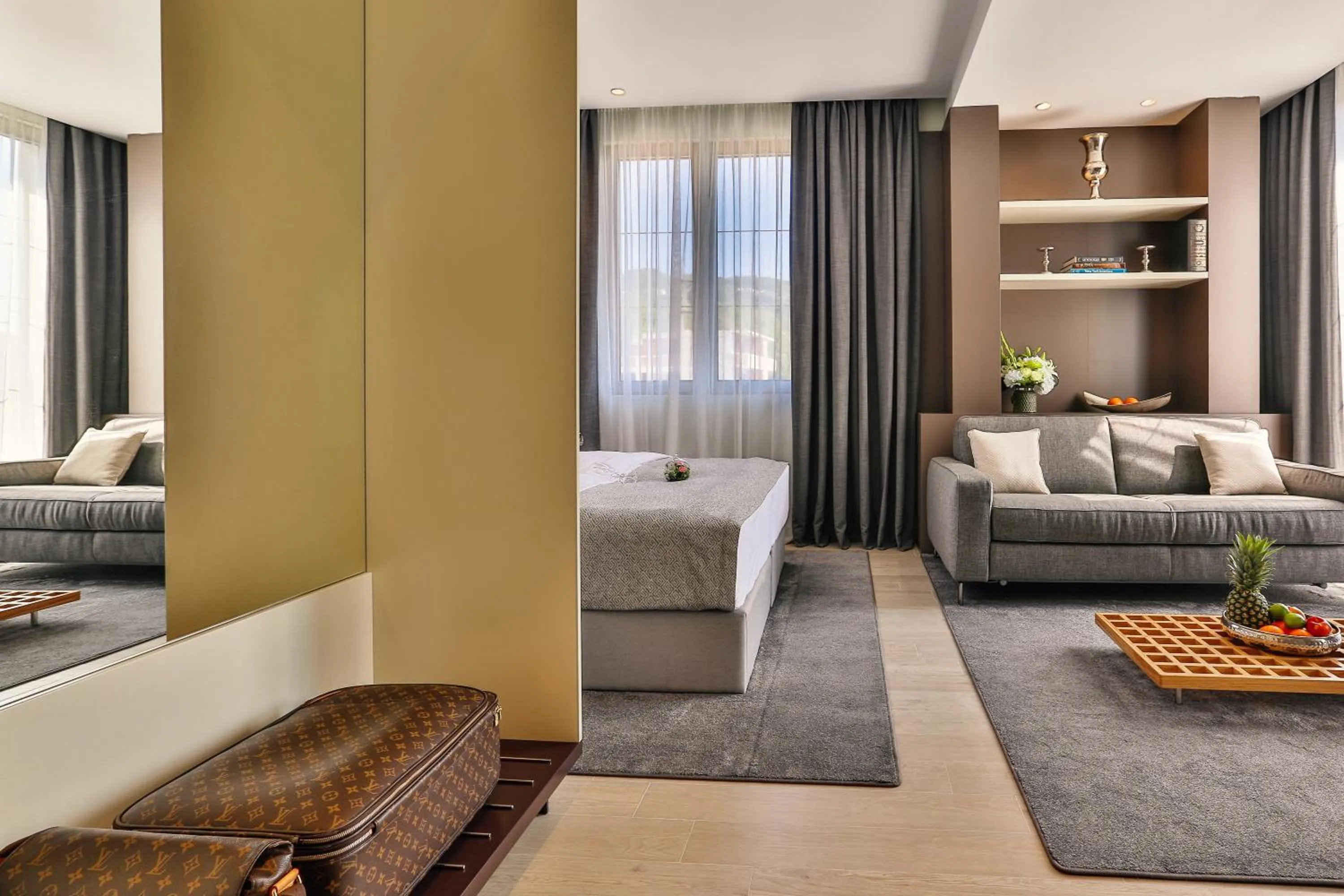 Seating area, Bed in Avanti Hotel & Spa