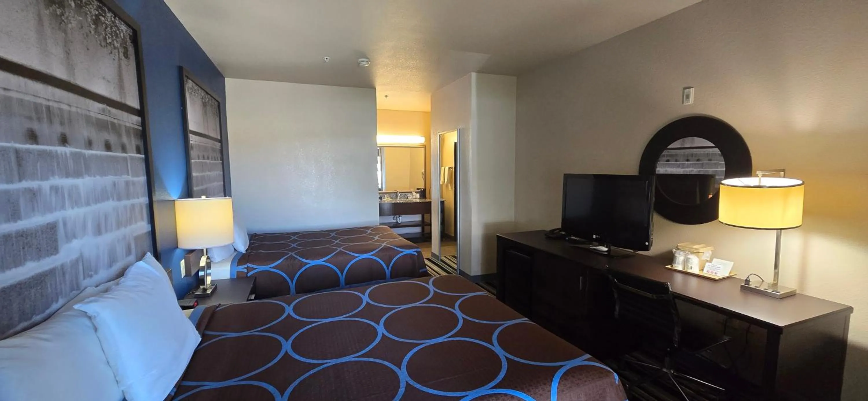 Photo of the whole room, Bed in Super 8 by Wyndham Dilley TX