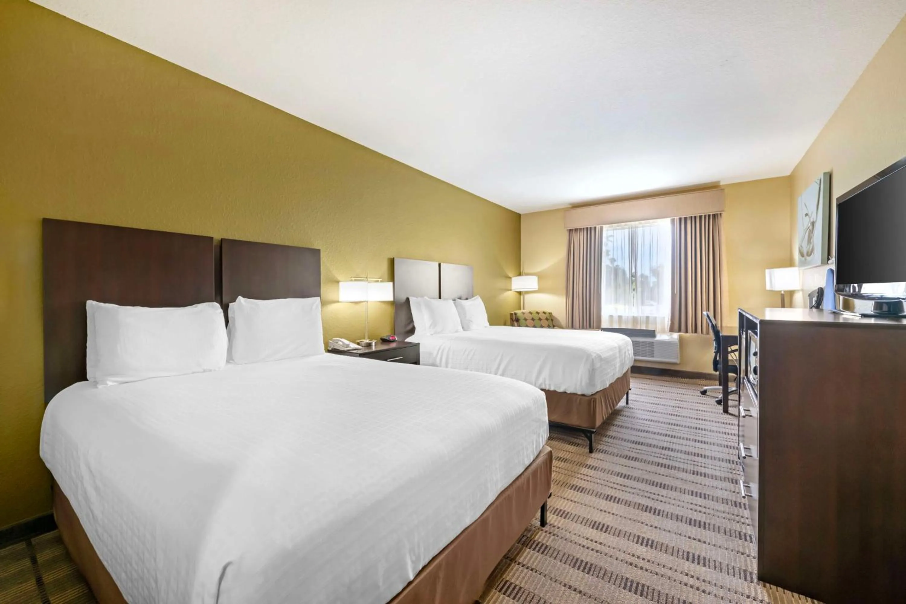 Bedroom, Bed in Best Western Edgewater Inn