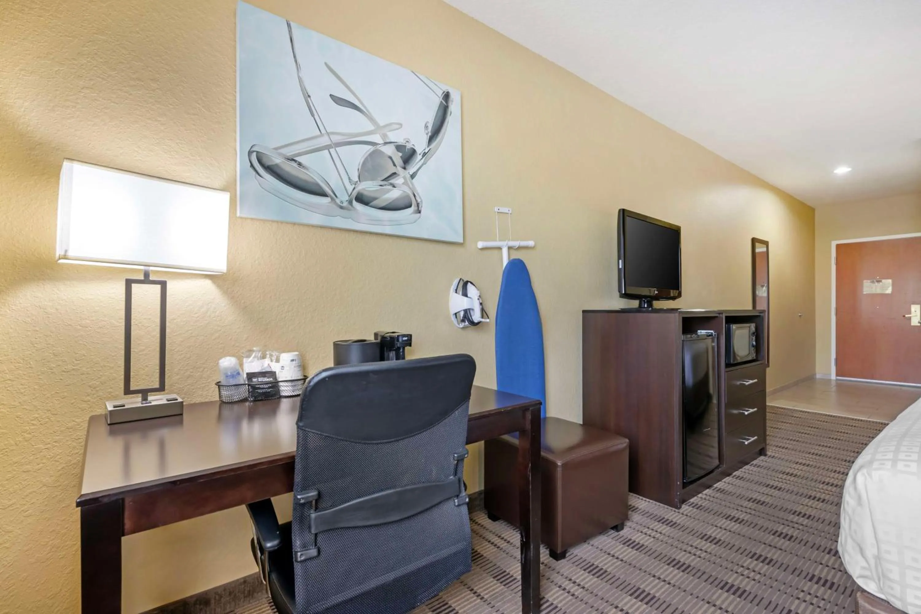 Bedroom in Best Western Edgewater Inn