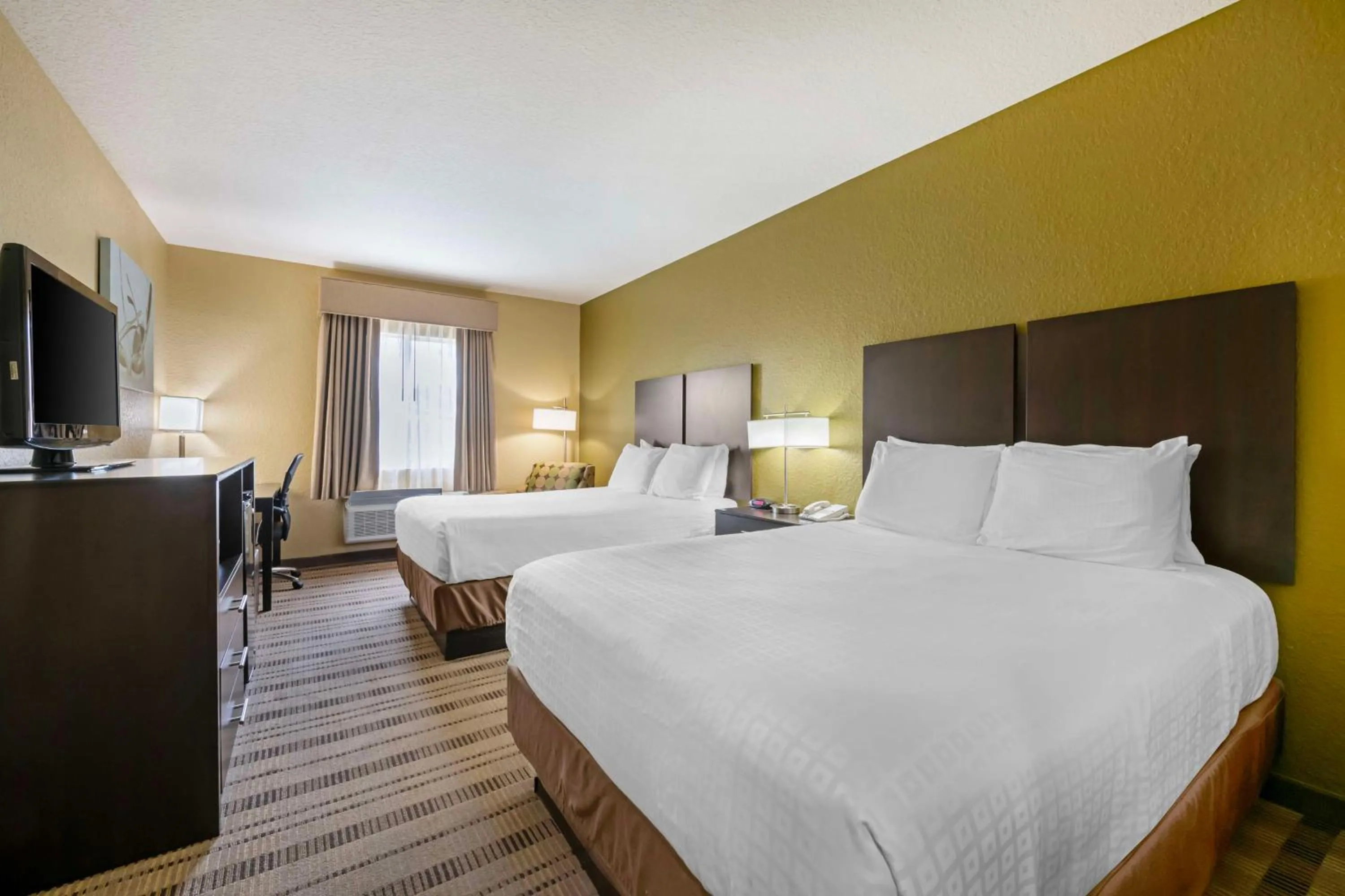 Bedroom, Bed in Best Western Edgewater Inn