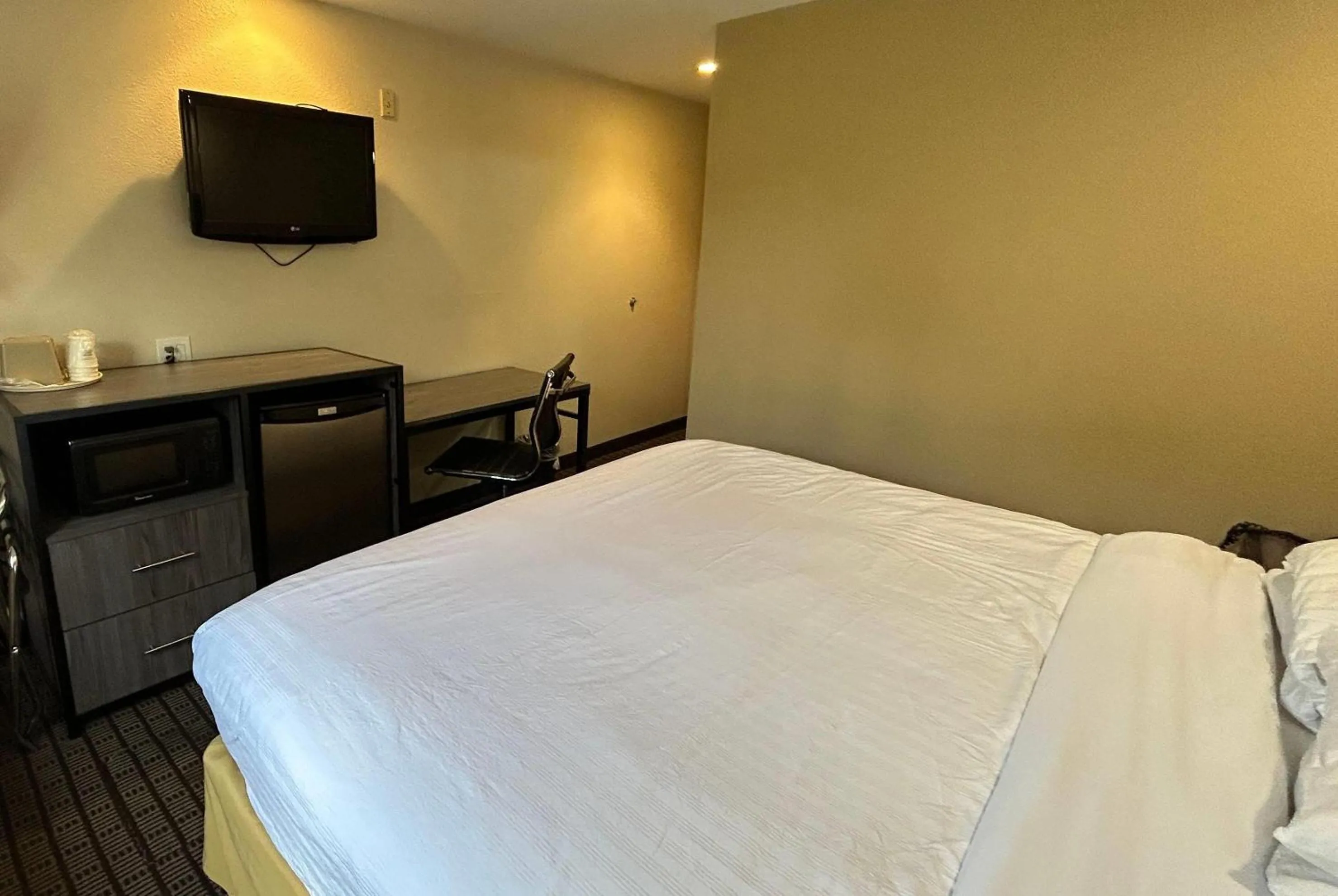 Photo of the whole room, Bed in Travelodge by Wyndham Arlington/Dallas Area