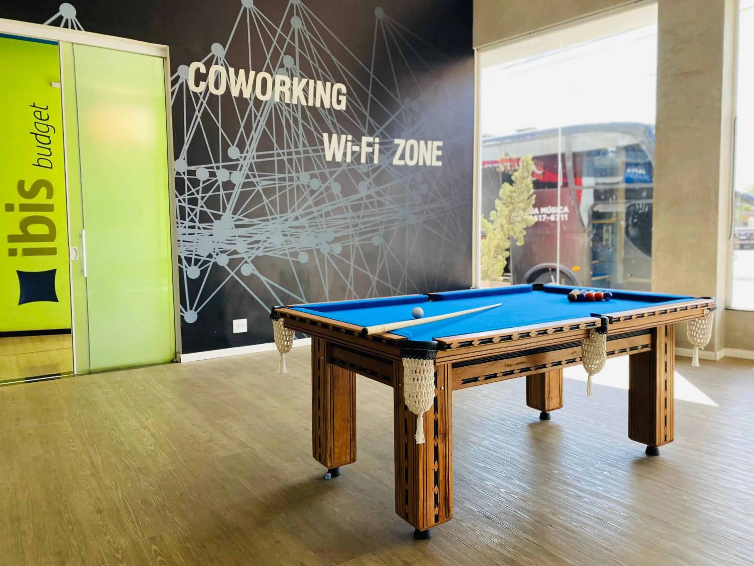 Communal lounge/ TV room in ibis budget Itaperuna