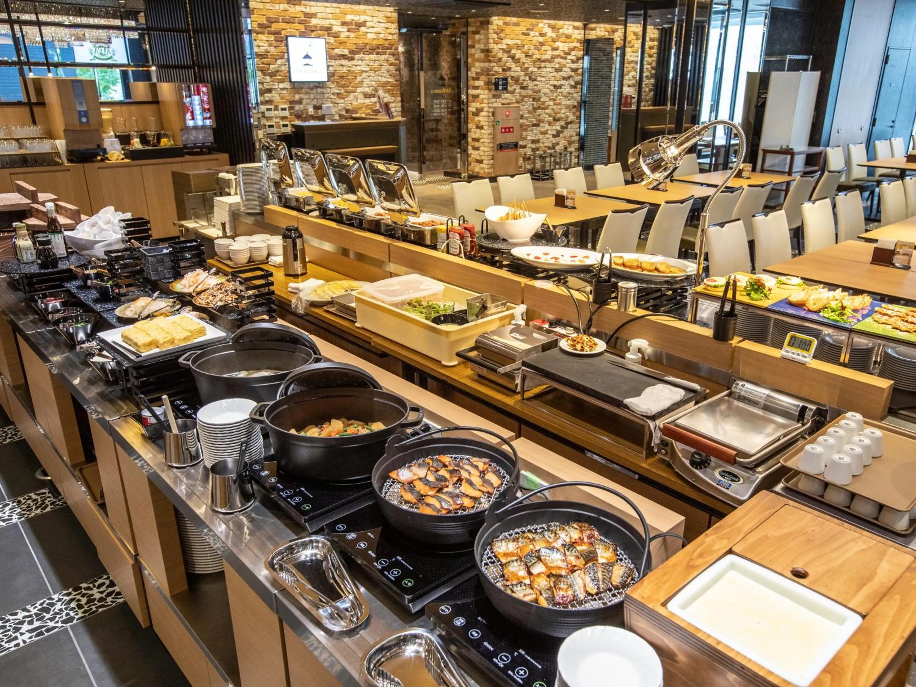 Restaurant/places to eat in APA Hotel & Resort Midosuji Hommachi Ekimae Tower