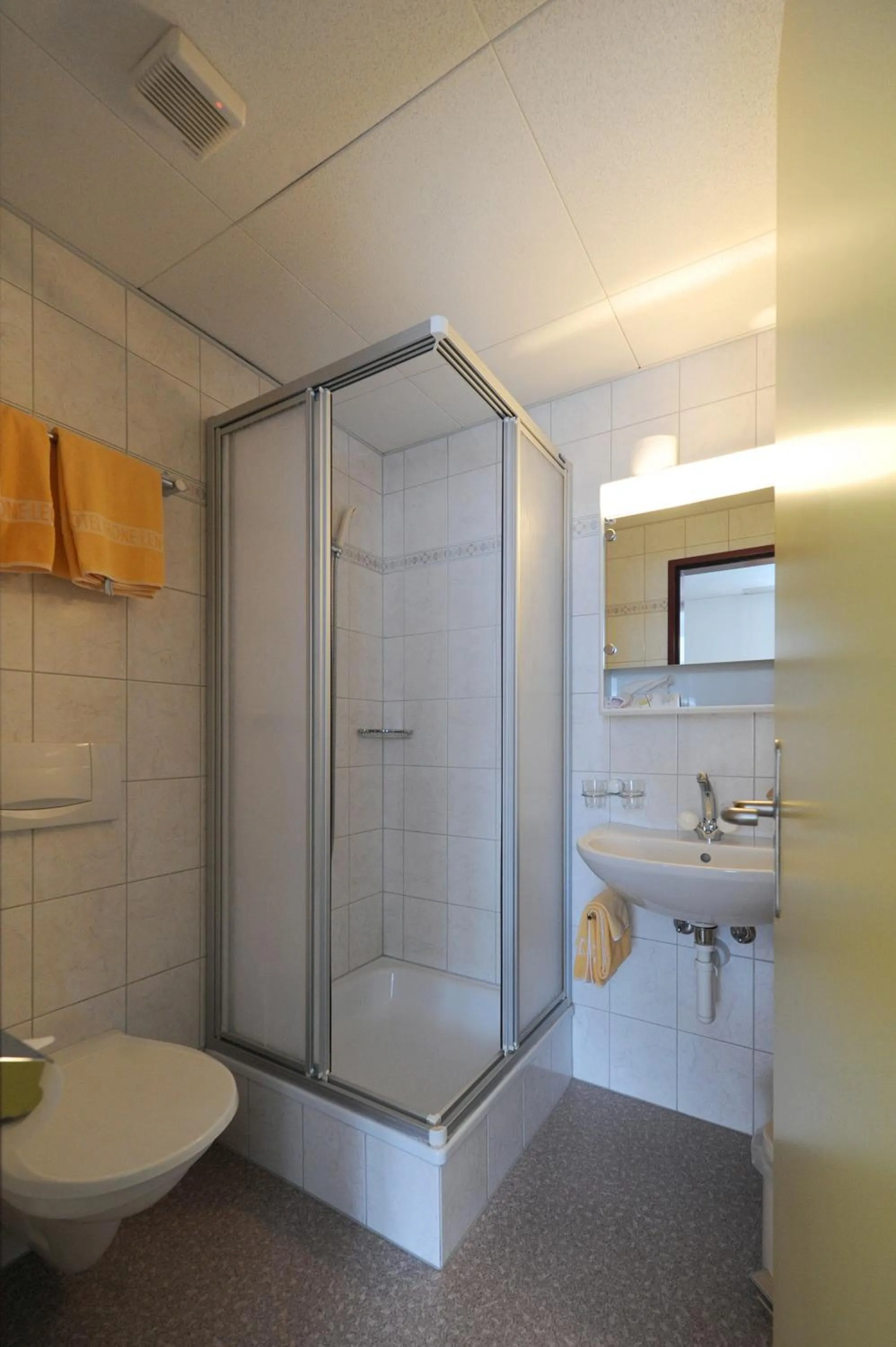 Shower in Hotel Krone Budget