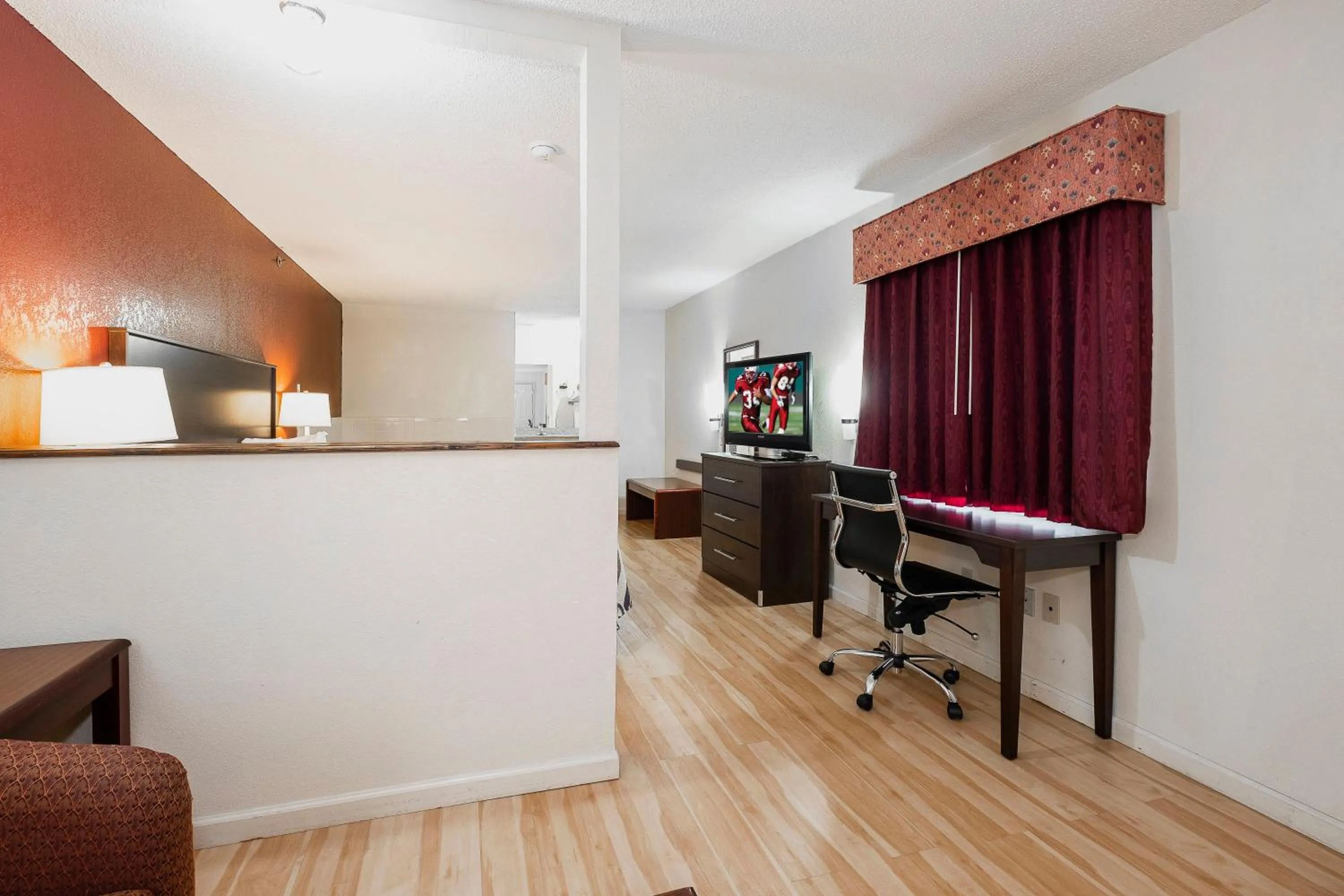 Bedroom in Red Roof Inn & Suites Rome