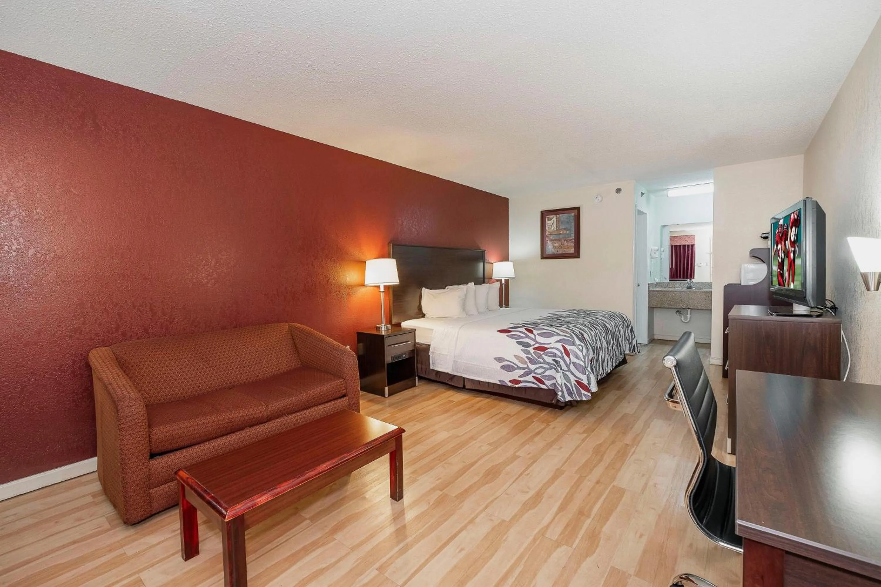 Photo of the whole room, Bed in Red Roof Inn & Suites Rome