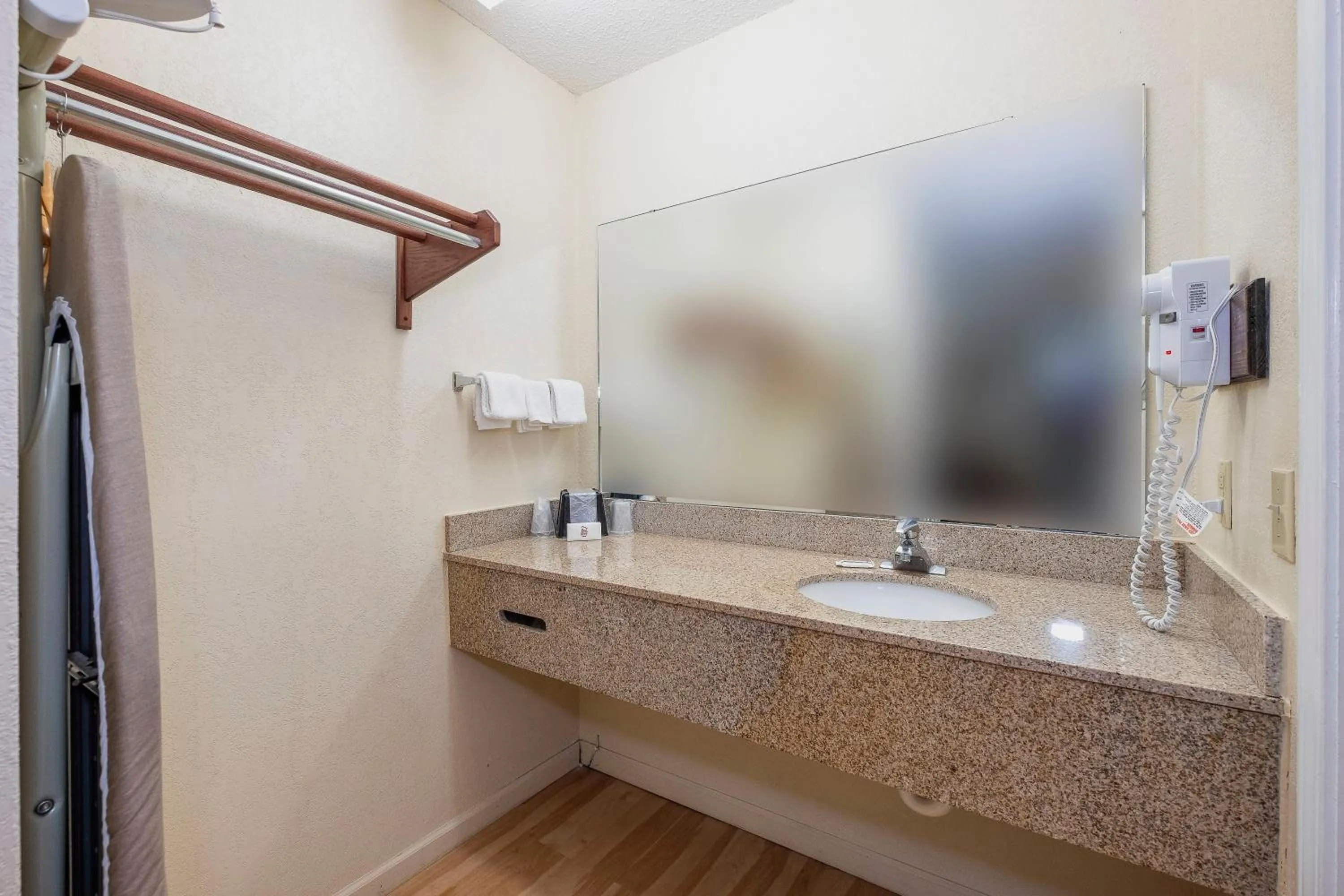 Bathroom in Red Roof Inn & Suites Rome