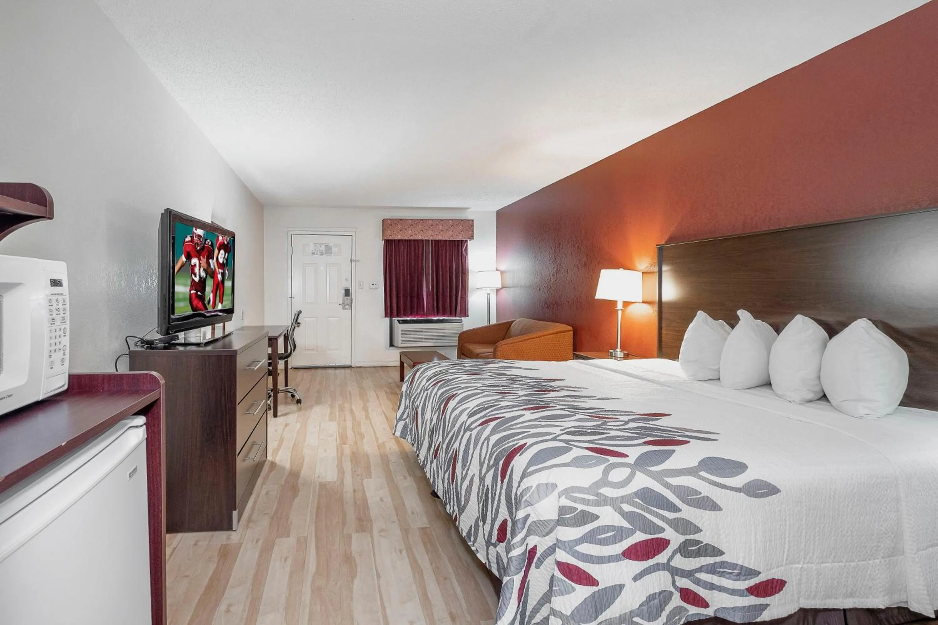 Photo of the whole room, Bed in Red Roof Inn & Suites Rome