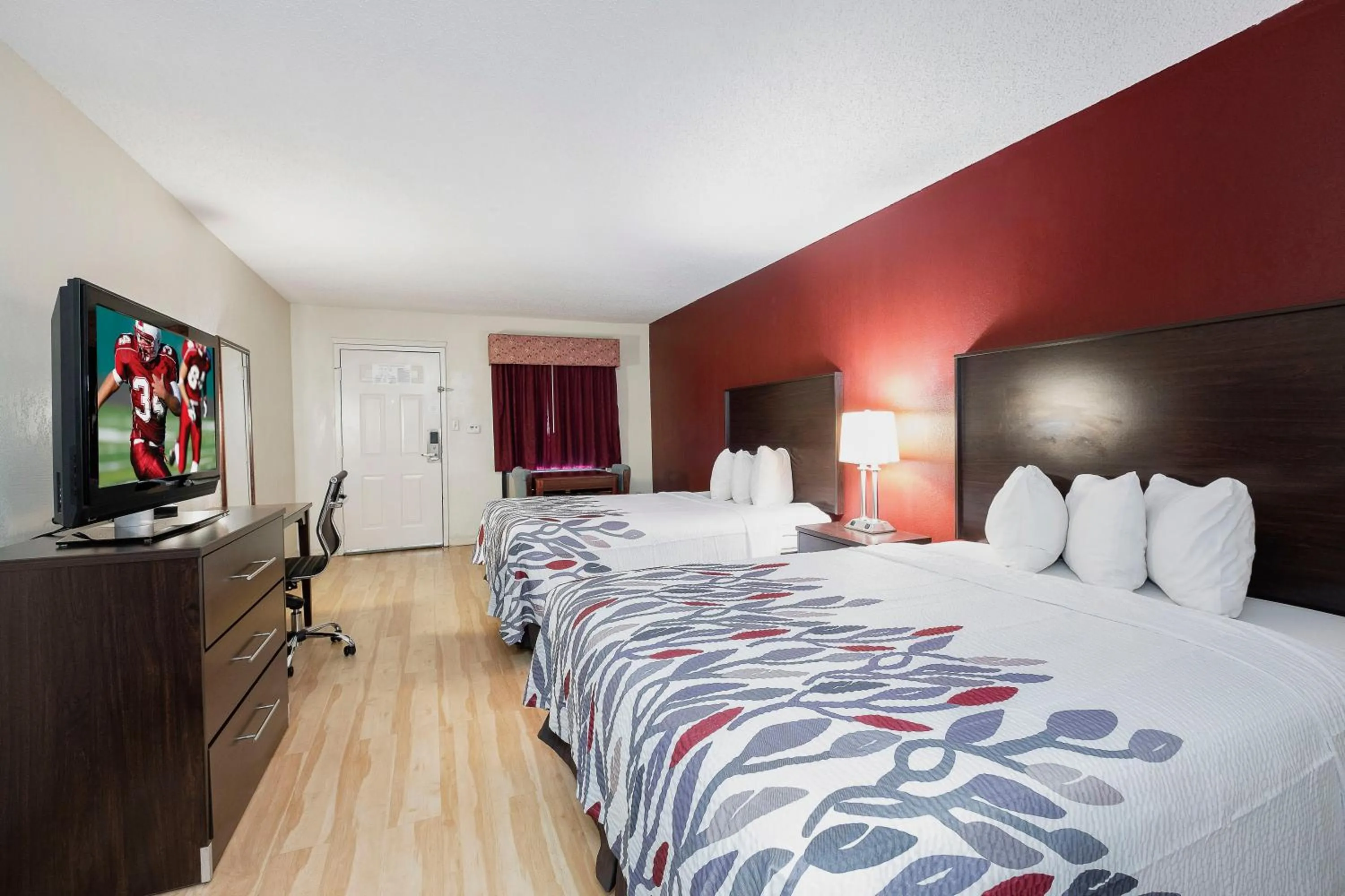 Photo of the whole room, Bed in Red Roof Inn & Suites Rome