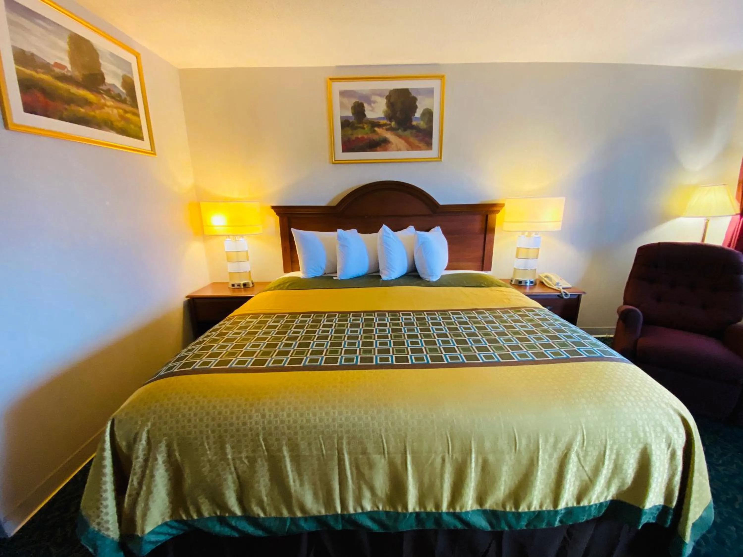 Bed in Harrisonville Inn & Suites