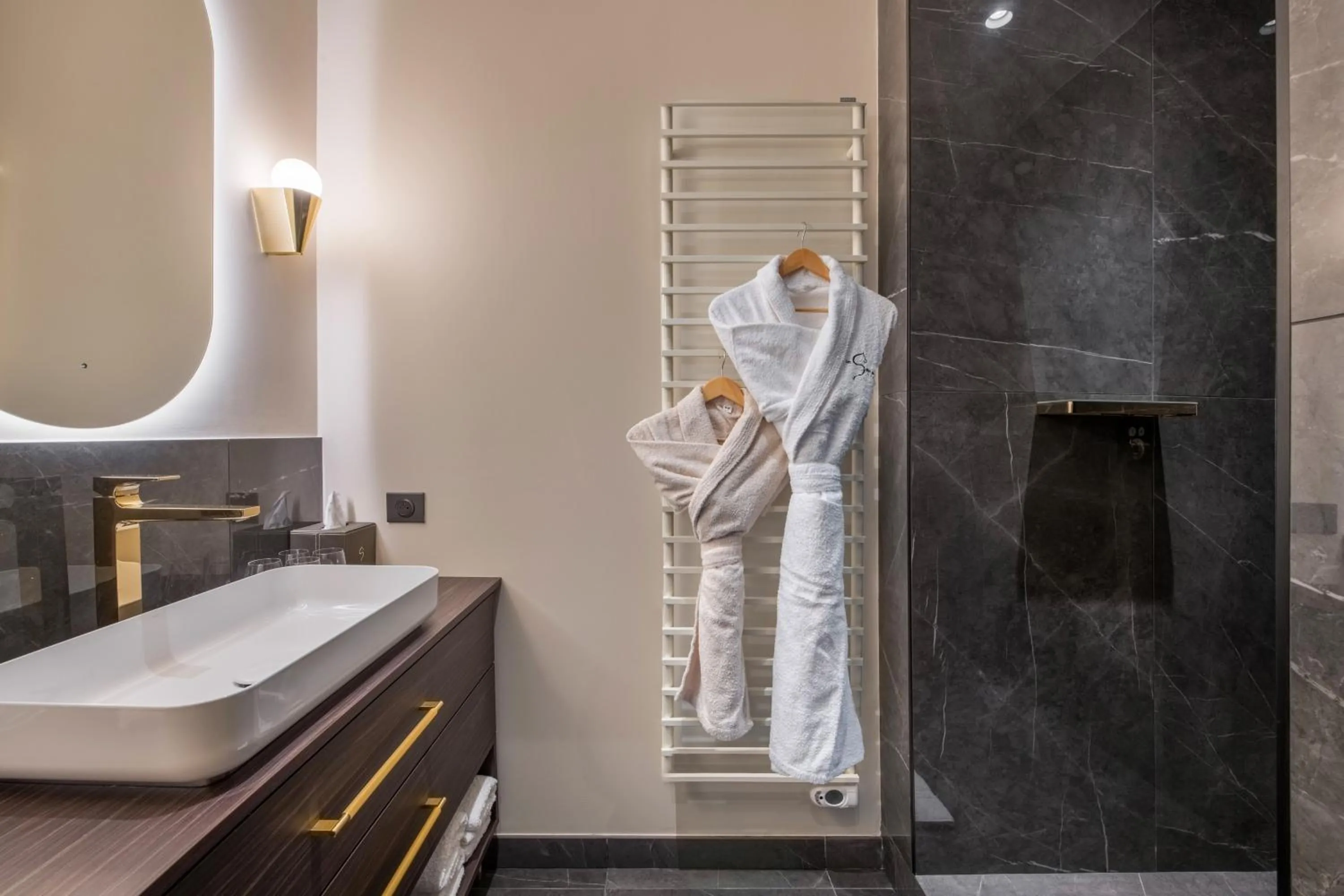 Shower in Les Suites de l'Ile Barbe