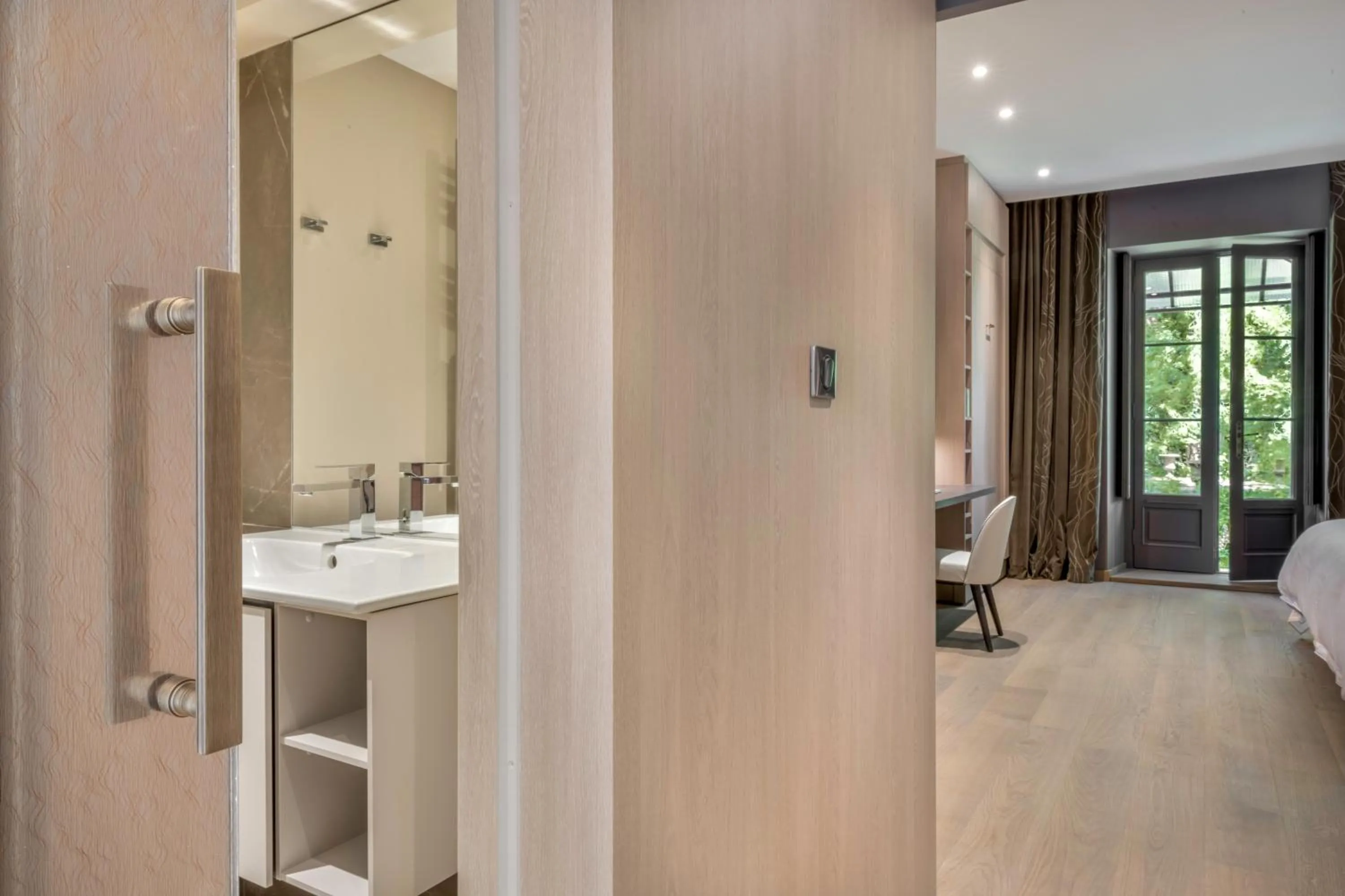 Bathroom, Bed in Les Suites de l'Ile Barbe