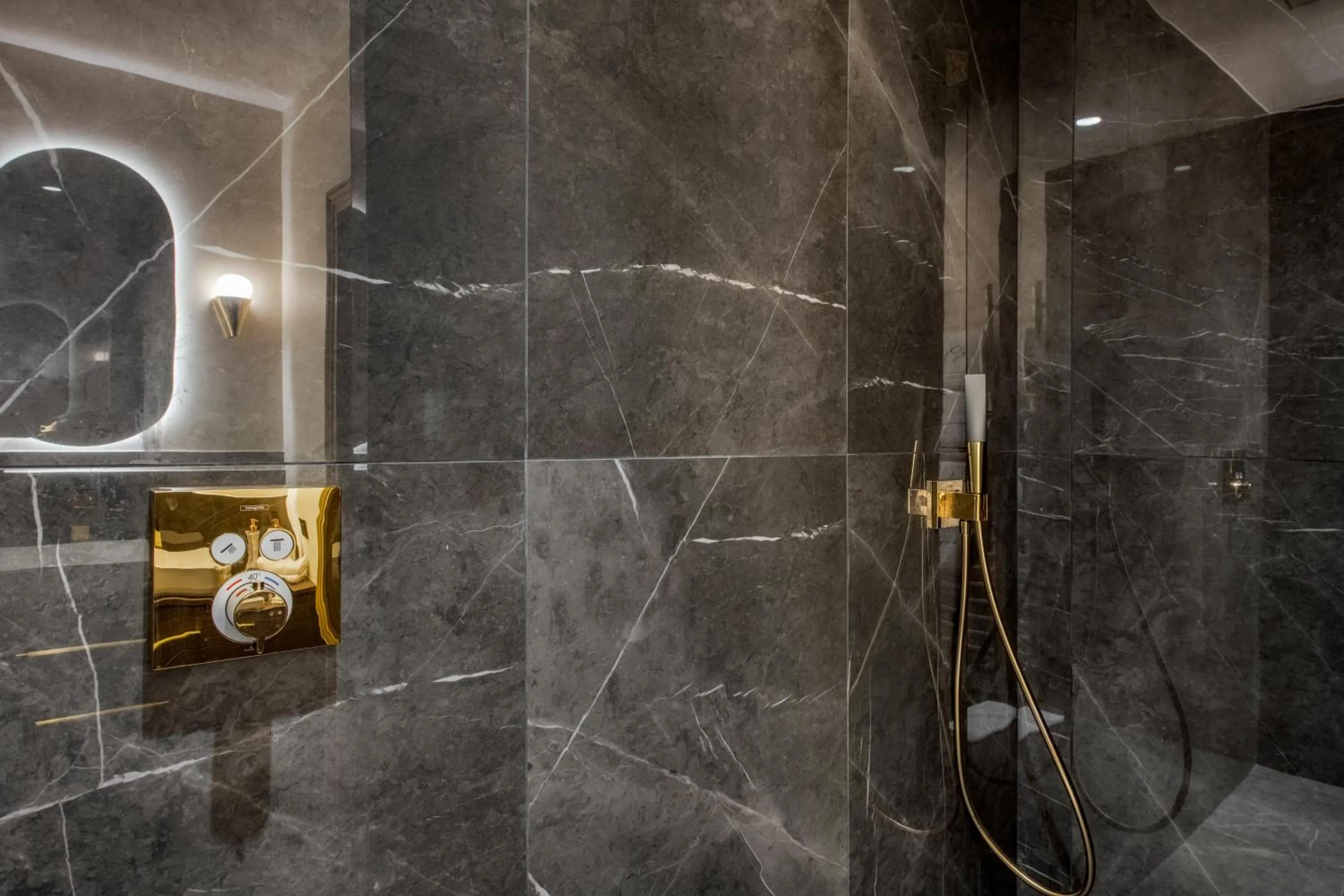 Shower in Les Suites de l'Ile Barbe