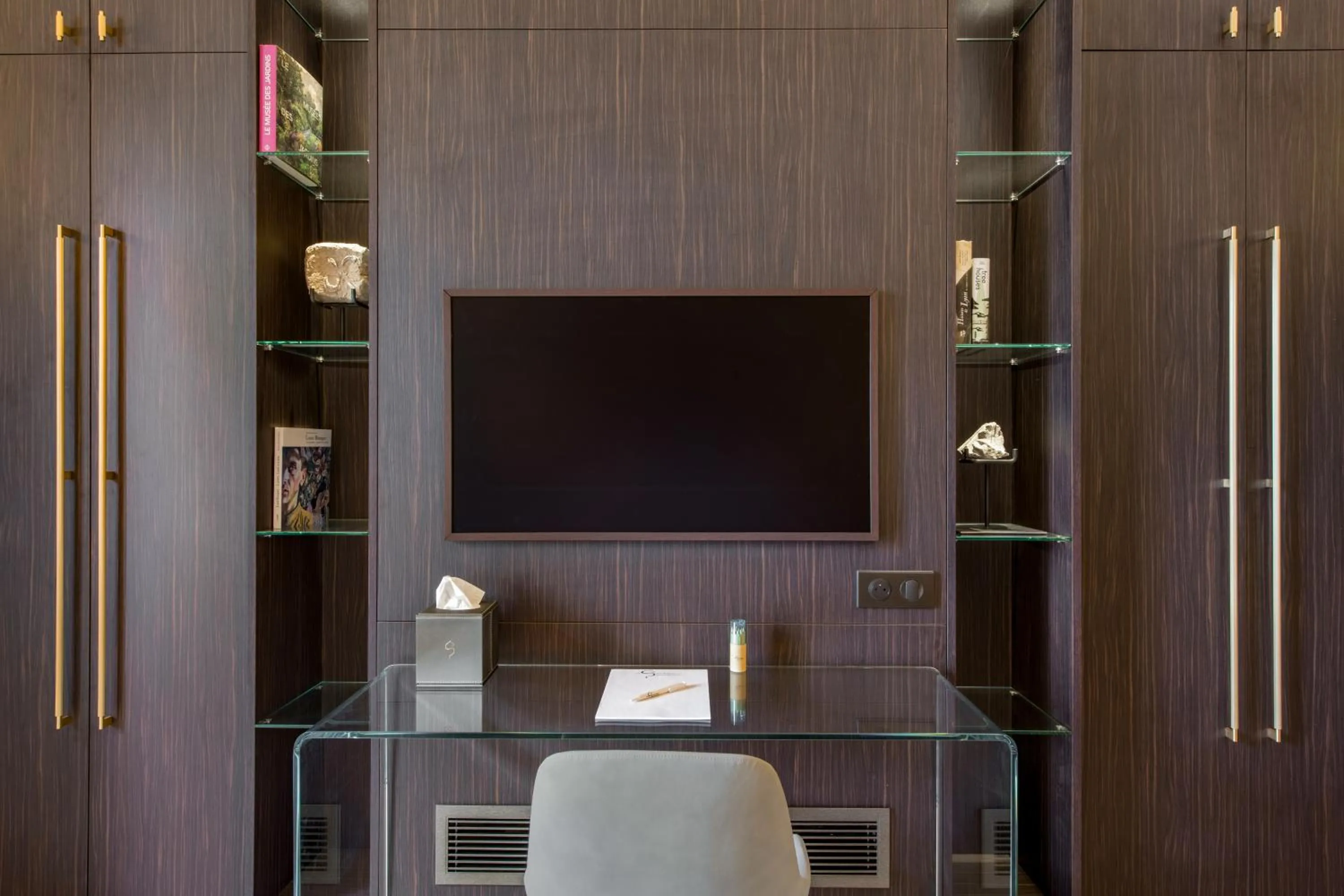 TV and multimedia in Les Suites de l'Ile Barbe