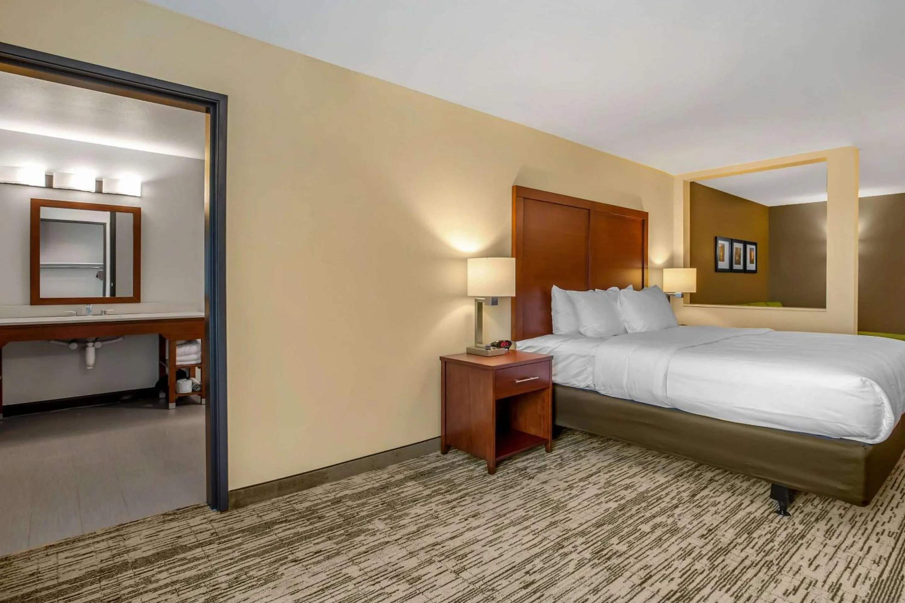 Photo of the whole room, Bed in Comfort Inn & Suites Ames near ISU Campus